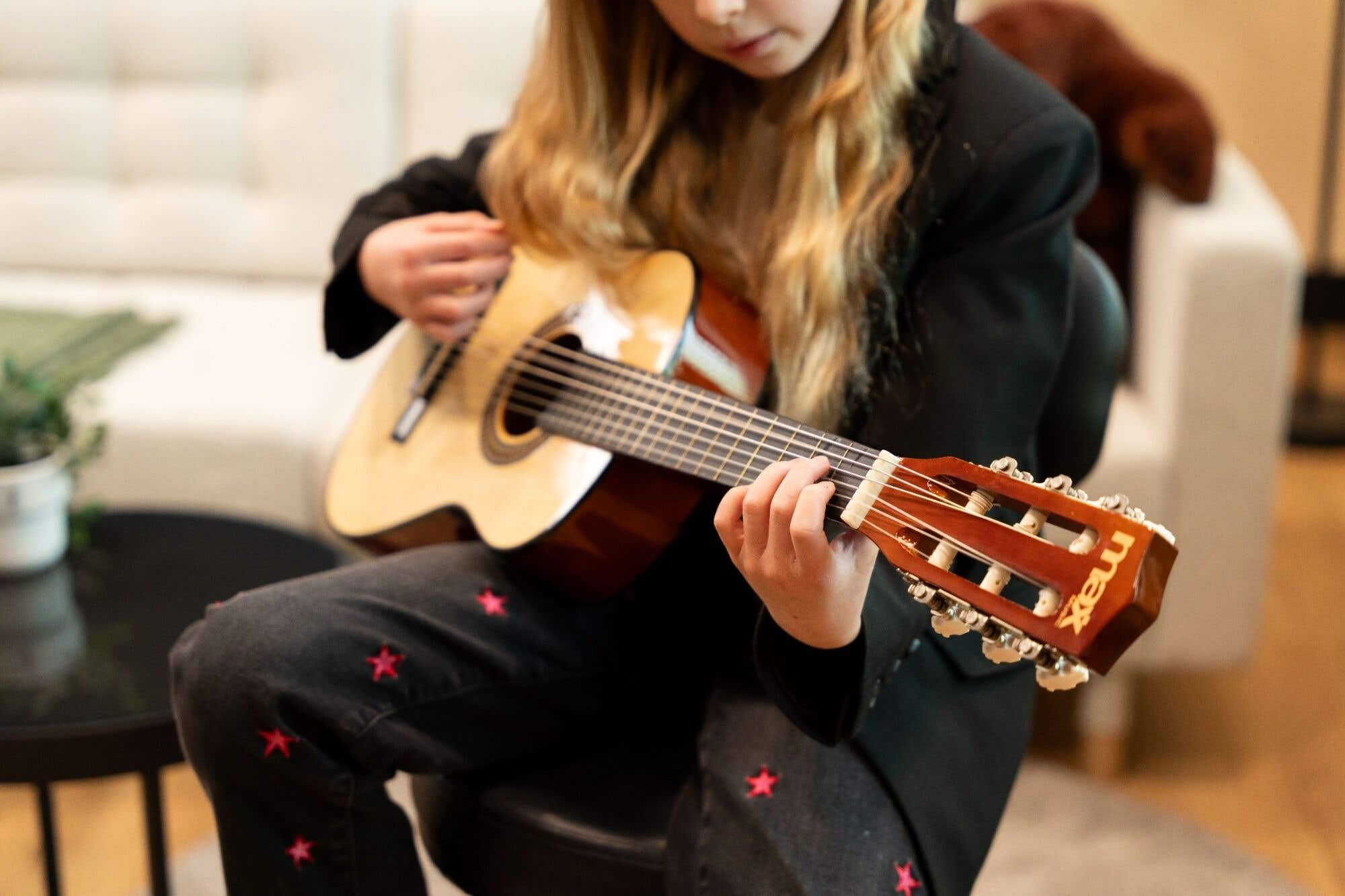 MAX SoloArt Junior 1/4 Guitarra Clásica para Niños de 3 a 6 Años - Set Completo con Funda Mochila, Soporte MAX GP20, Afinador Clip, Púas y Cuerdas Nailon - Ideal para Principiantes Infantiles