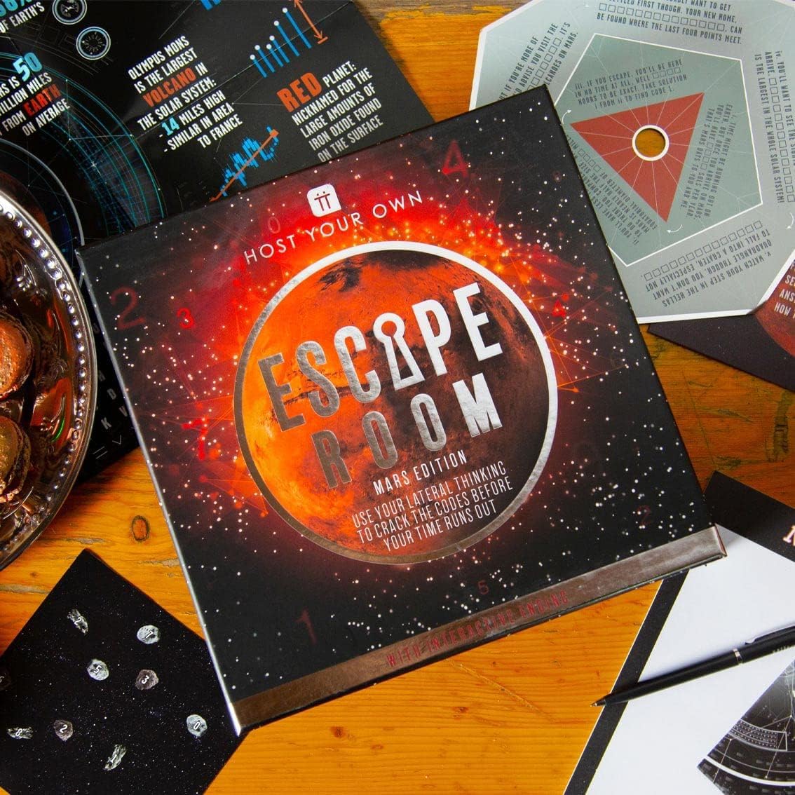Talking Tables Mars Gioco Escape Room a Tema Spaziale da Casa, Organizza la Tua Serata di Giochi con Elementi Interattivi, Compleanno, Cena, Adulti
