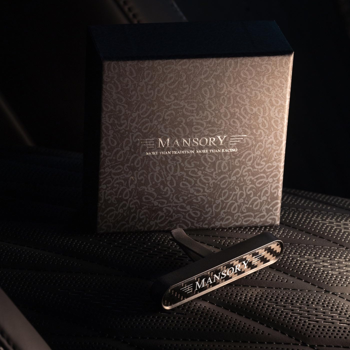 MANSORY Désodorisant de voiture de luxe sous licence officielle en métal et carbone, avec système magnétique, 3 parfums de qualité supérieure inclus