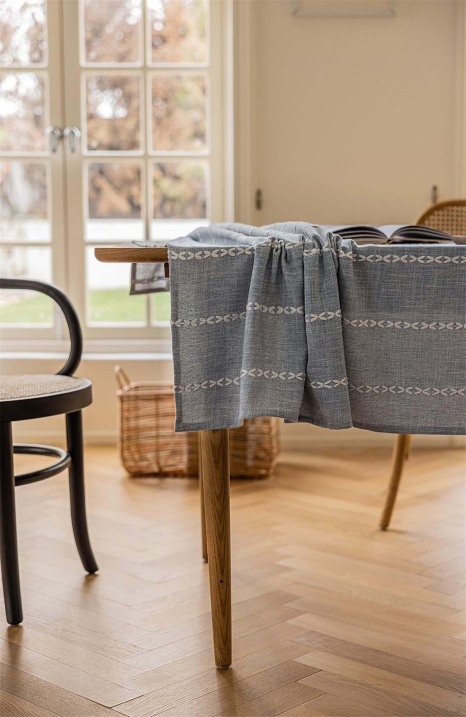 Tablecloth Grau, Polyester Tischdecke Outdoor Volltonfarbe Tischdecke Rechteck 135X240CM für Wohnzimmer, Esszimmer, Balkon, Garten