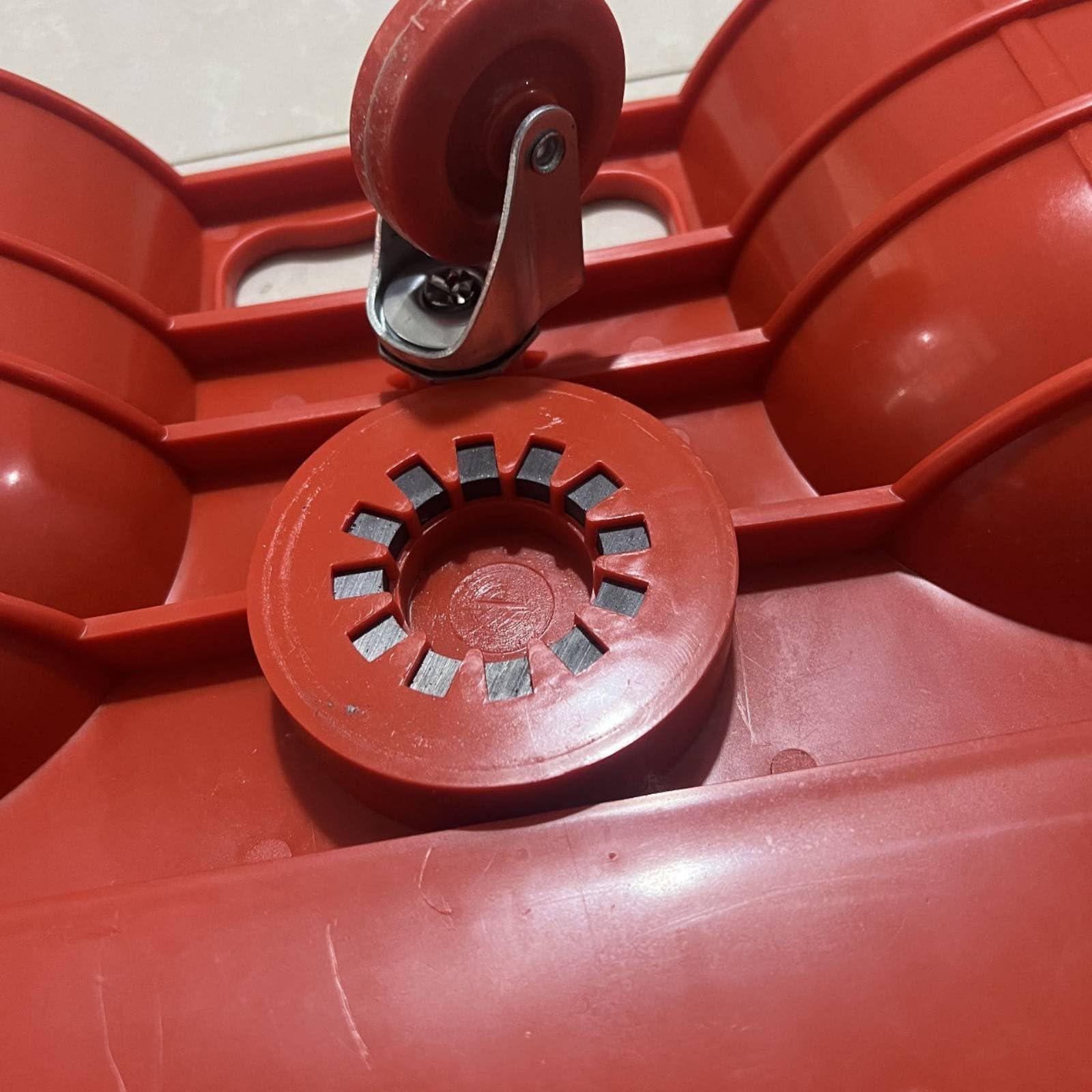 Gralara Rodillera con Ruedas Rodante Carro de Rodillas de Trabajo Cojín de Rodillas con Movilidad Fluida Gracias Ruedas 360 Bandeja y Soporte para Piezas, Rojo
