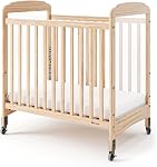 Foundations Serenity SafeReach Crib en bois compact avec roulettes commerciales de qualité, panneaux d'extrémité claire pour la visibilité des enfants, comprend 3” Matelas en mousse (naturel)