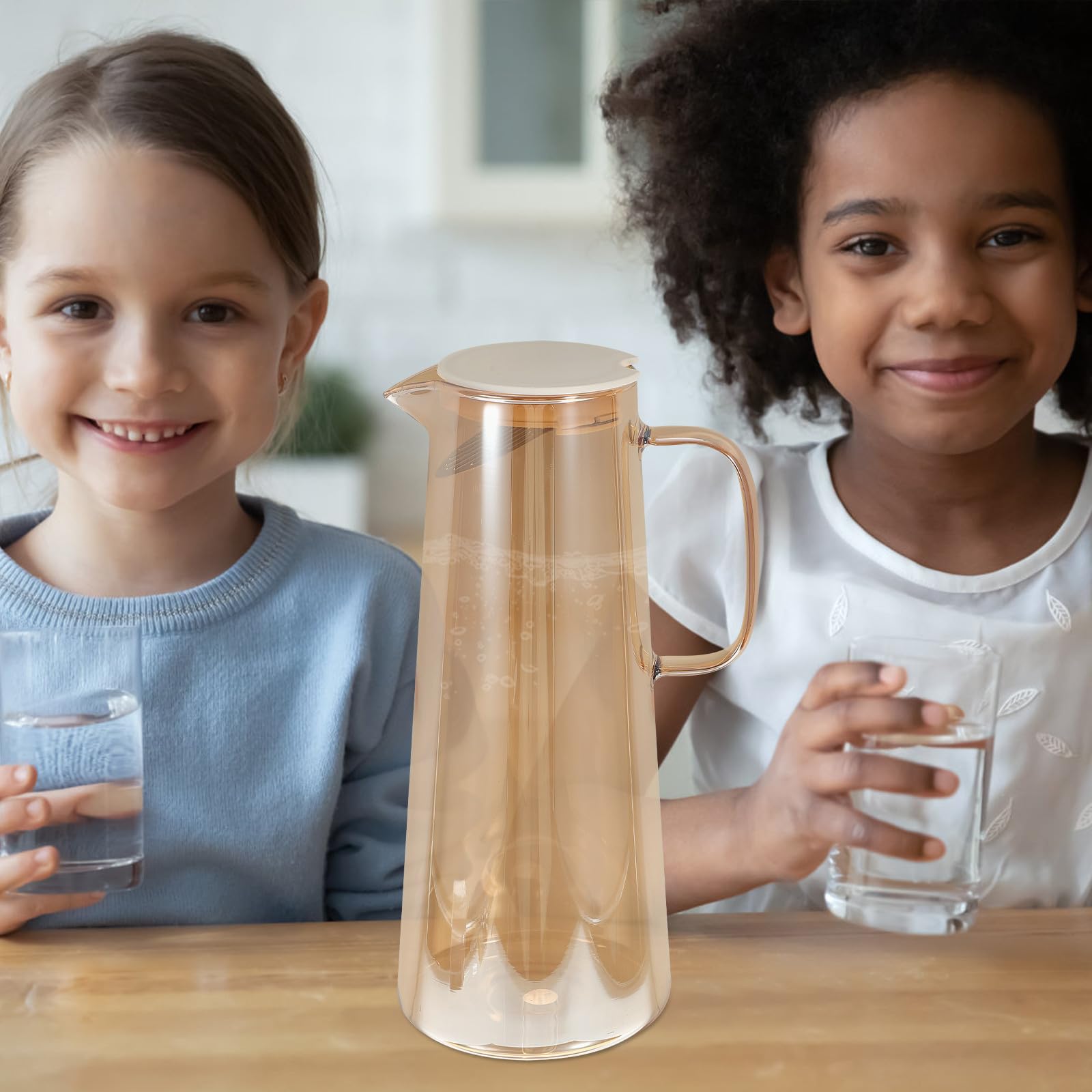 Levemolo Jarra de Vidrio de 1.8 L con Diseño Ergonómico y Acabado Metálico para Dispensar Agua Fría y Jugos con Tapa Transparente y Gran Capacidad
