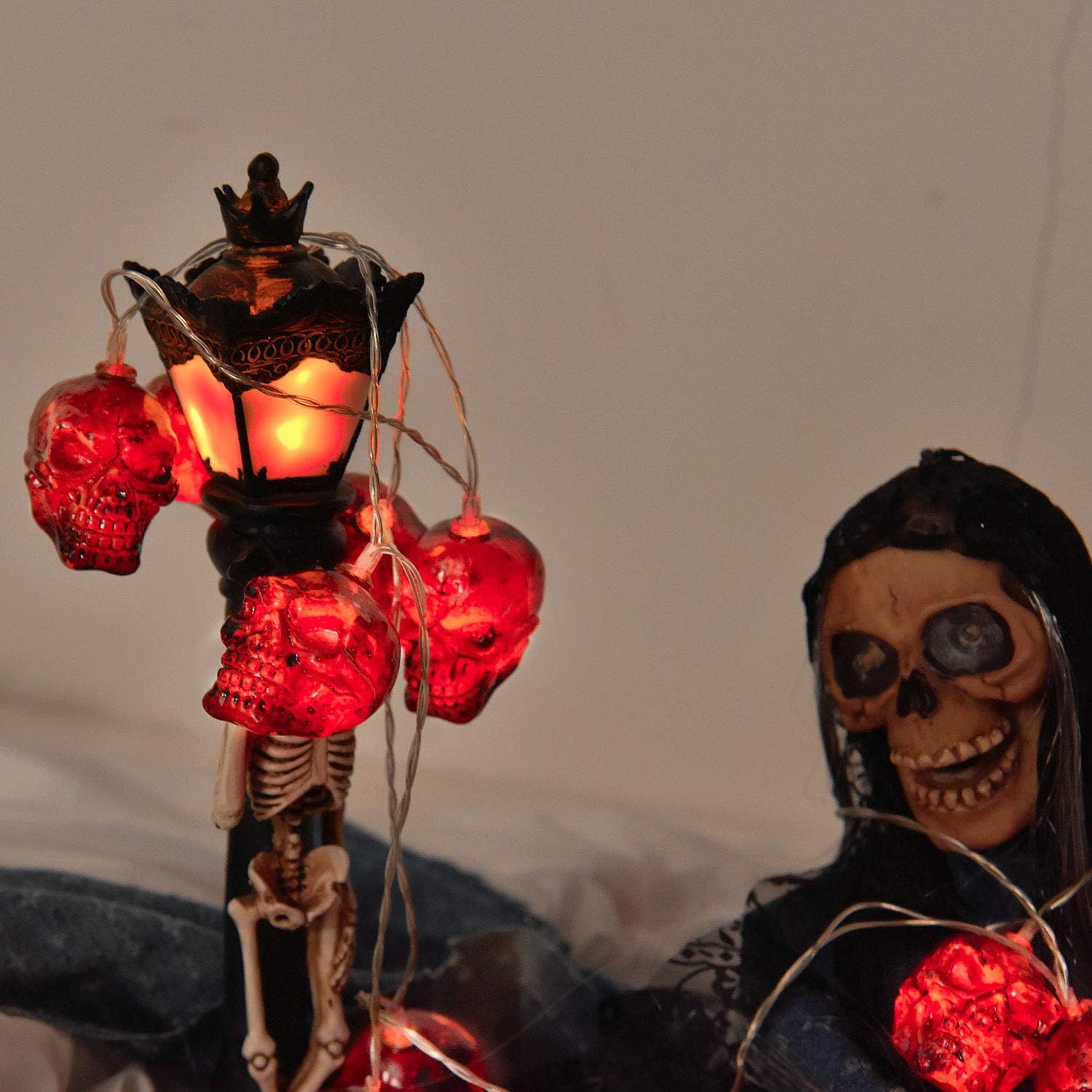 ILLUMINEW 30 LED Halloween Skull String Lights, 16.4ft 8 Modes Fairy Lights with Remote, Waterproof Battery Operated Halloween Lights for Outdoor Indoor Party Bar Halloween Decoration