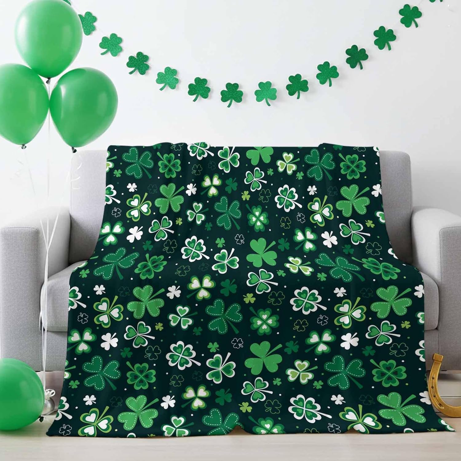 Chucoco Happy St. Patrick's Day Throw Blankets Lucky Shamrocks Leaves Fuzzy Soft Flannel Fleece Bed Cover Bedspread Lightweight Cozy Luxury Blanket for for Couch Bed Sofa Chair 40x60In