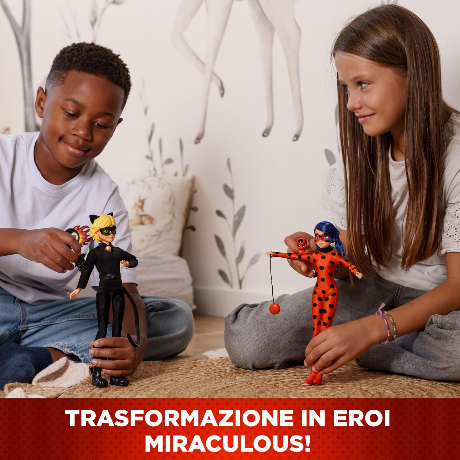 BANDAI – Miraculous – Confezione 2 bambole Marinette e Adrien con 2 abiti (Ladybug e Chat Noir) – Set regalo Miraculous 2 figure 26cm – Idea regalo per bambini – Giocattolo dai 4 anni in su – P50359
