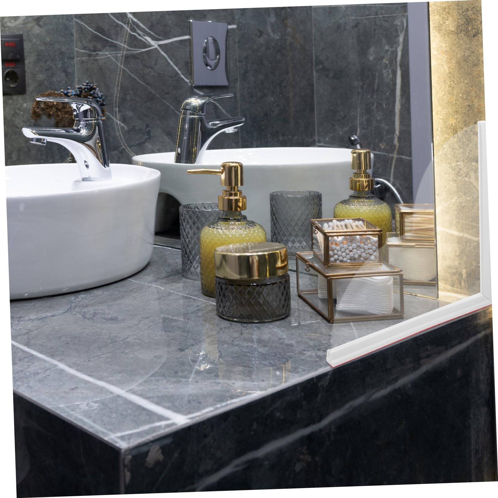 HOLIDYOYO 2Pcs Transparent Acrylic Bathtub Corner Splash Guards Water Barrier for Washbasins and Showers Durable Design for Mess Bathrooms