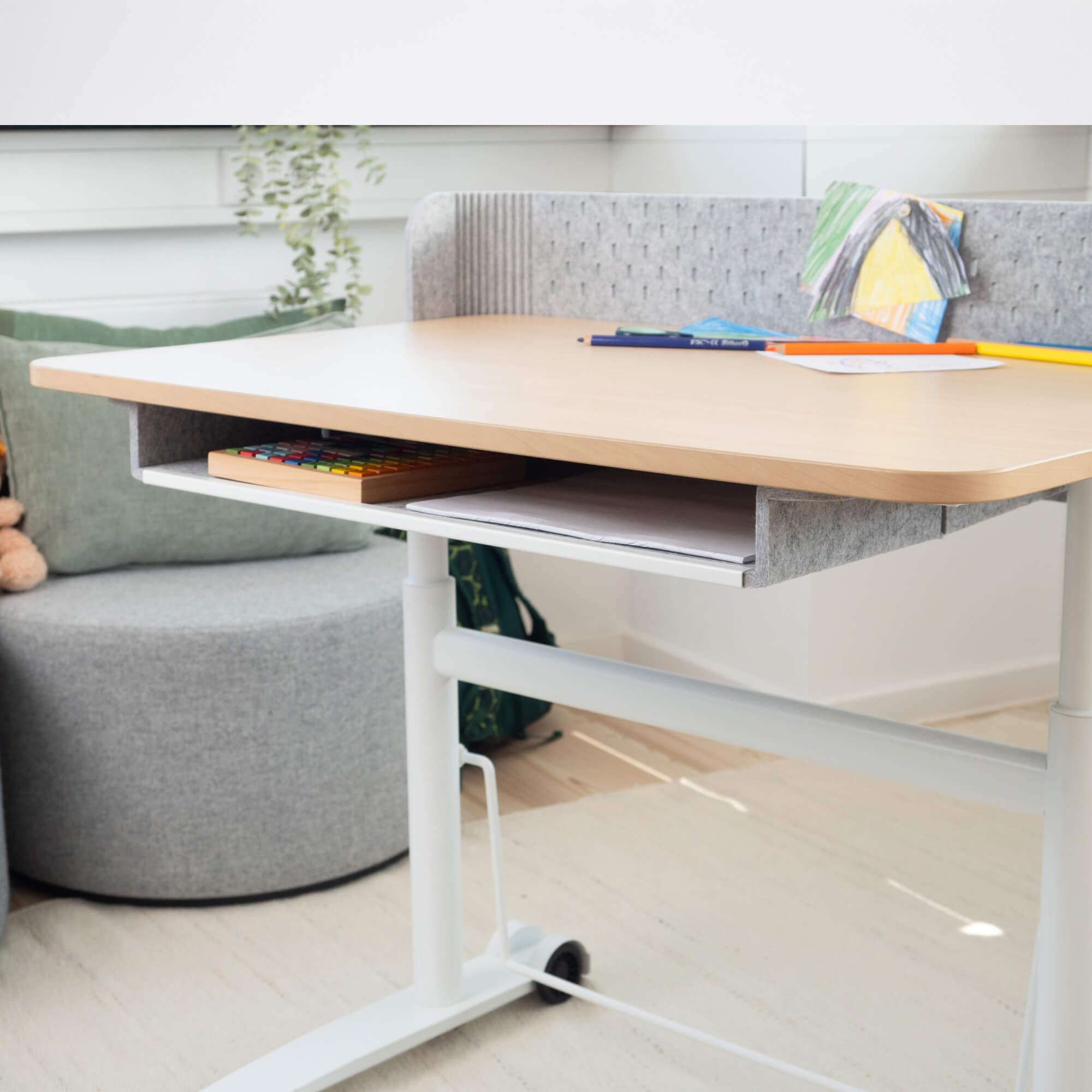 Ergotopia Kinderschreibtisch höhenverstellbar – ergonomischer Schülerschreibtisch für Kinder ab 6 Jahre, mitwachsender Schreibtisch für Grundschule & Hausaufgaben