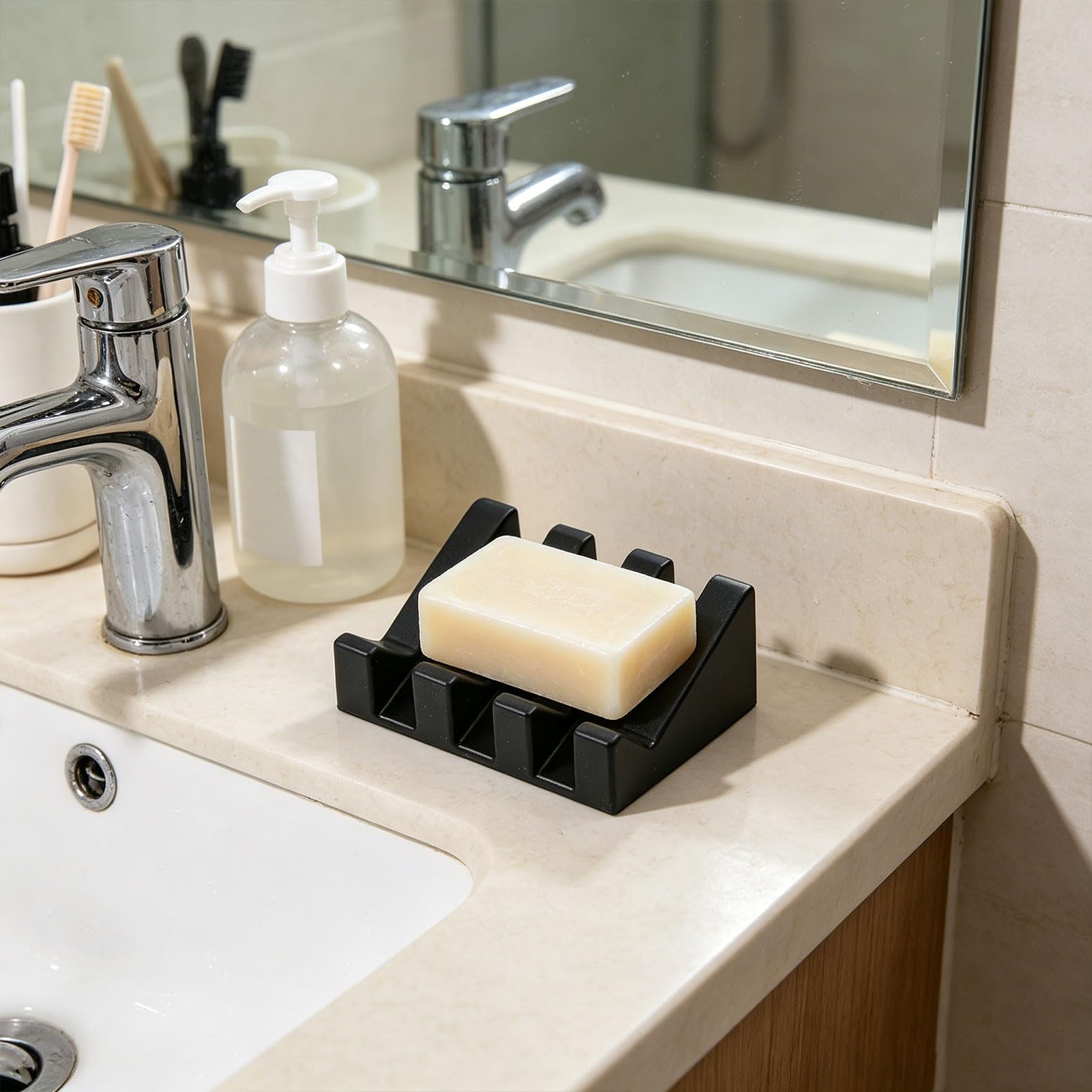 Portasapone autoportante in silicone (2 pezzi, nero e bianco) con fessure di ventilazione per bagno, cucina, doccia, circa 70 x 96 x 40 mm