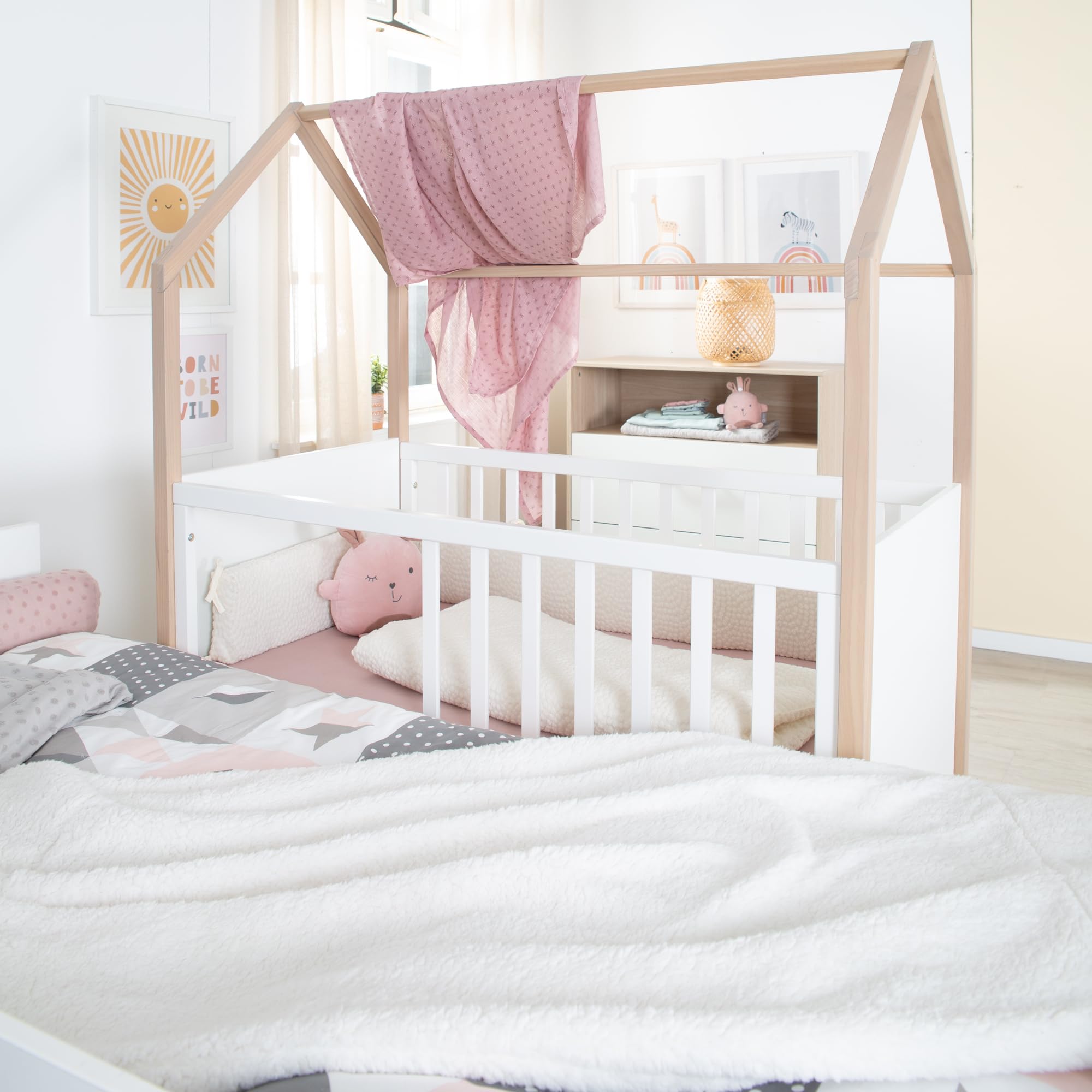 roba 2in1 Baby- & Beistellbett Cabane in Hausoptik - 60 x 120 cm - 6-fach Höhenverstellbar - 5 herausnehmbare Sprossen - Bicolor - Holz natur + Weiß