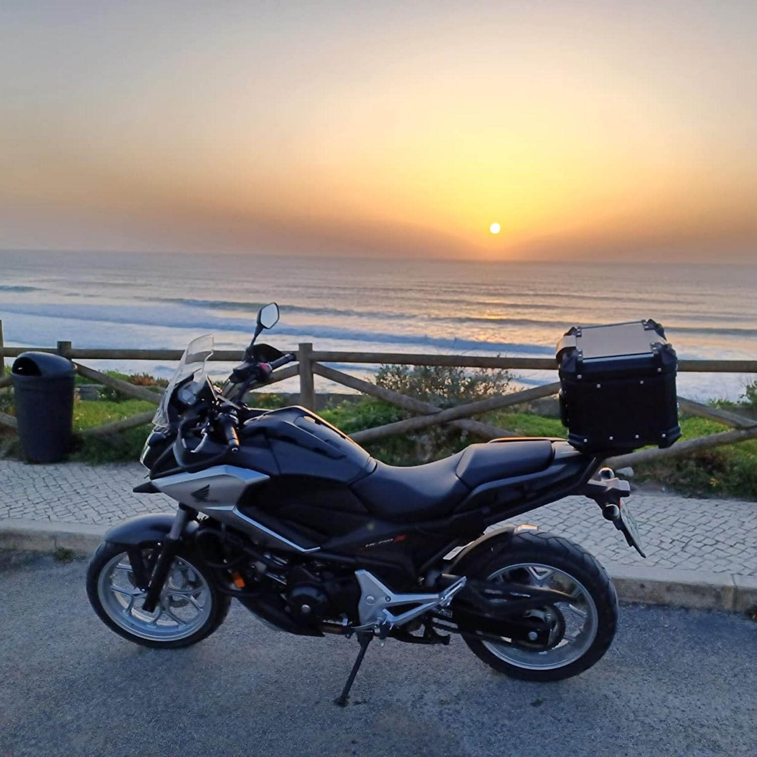 Top Case Universel 65L 80L 100L Coffre De Rangement en Aluminium pour Moto - Topcase Valise Étanche avec Base À Dégagement Rapide et Support De Montage (Noir, 65L)
