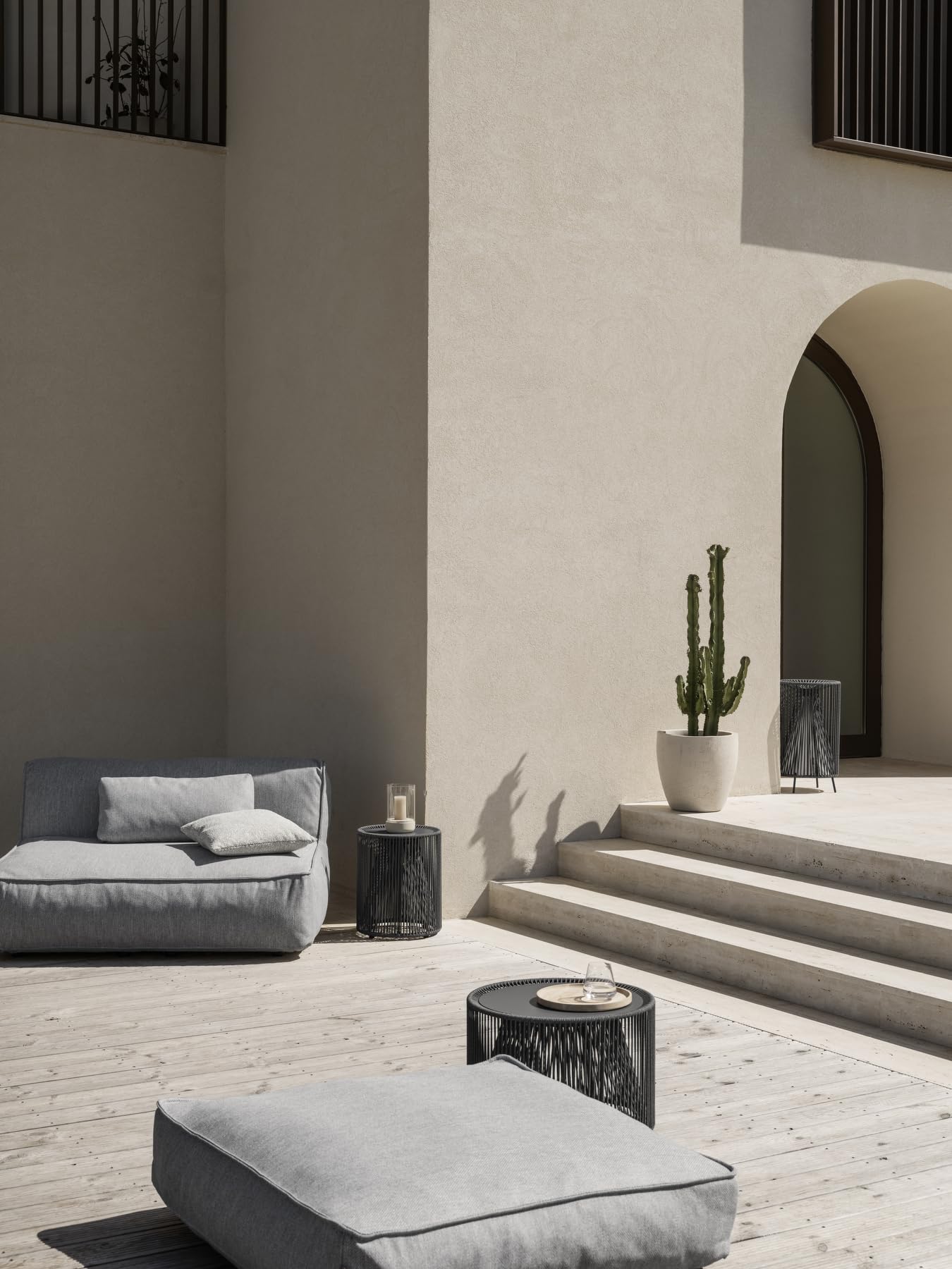 blomus Windlicht CALMA | Kerzenhalter aus hochwertigem Beton und Glas | Farbe Light Gray | Größe M | 12L x 12B x 20H cm | Indoor | exkl. Kerze