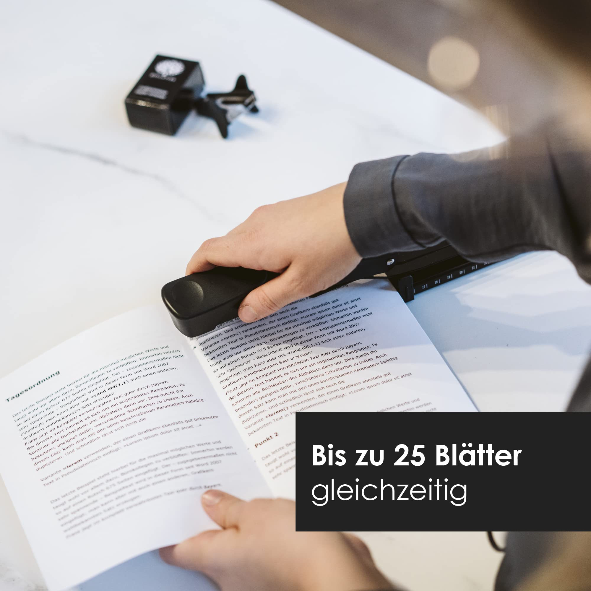 OfficeTree Langarmhefter - Tacker mit 1 Entklammerer & 1000 Tackernadeln - Langarmtacker Ideal für Broschüren - Großer Tacker Langarmhefter für DIN A3 Papier - Schwarzer Hefter mit Papierführung