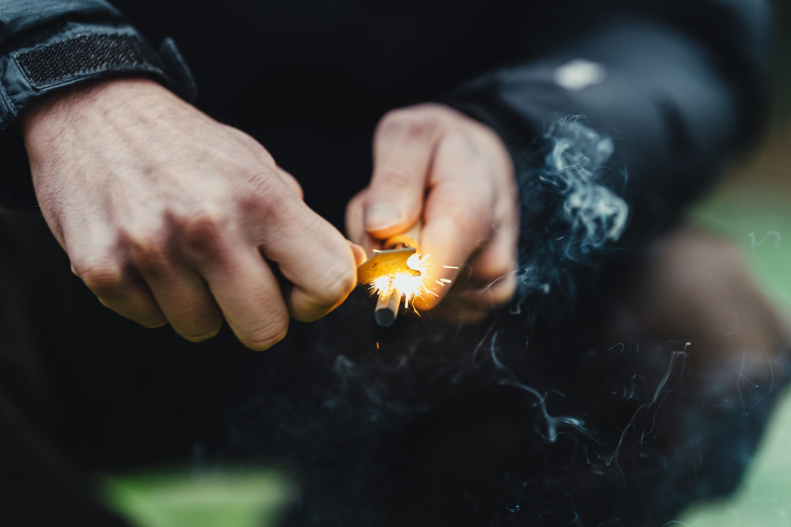 WIKA Krzesiwo, krzesiwo z wodoodporną puszką z aluminium, drewniany uchwyt i fluorescencyjna taśma Paracord, specjalny stop magnezu zapewnia maksymalną skuteczność, funkcja również w przypadku wilgoci