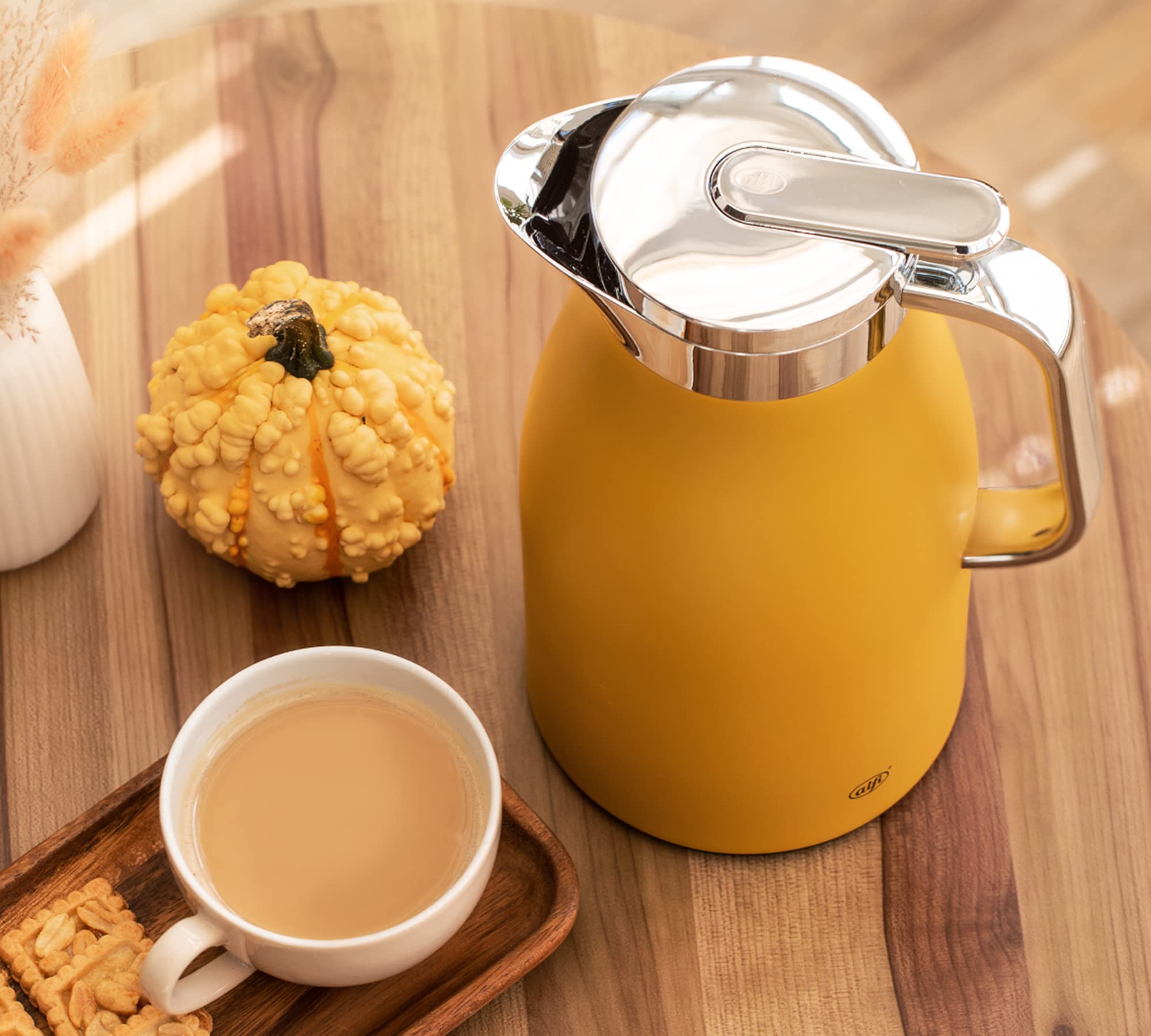 alfi SKYLINE 1,0l, spicy mustard, caraffa termica con igienico inserto in vetro, chiusura a vite con pulsante, presa ergonomica, con una sola mano, ottima come caraffa da caffè e da tè, senza BPA
