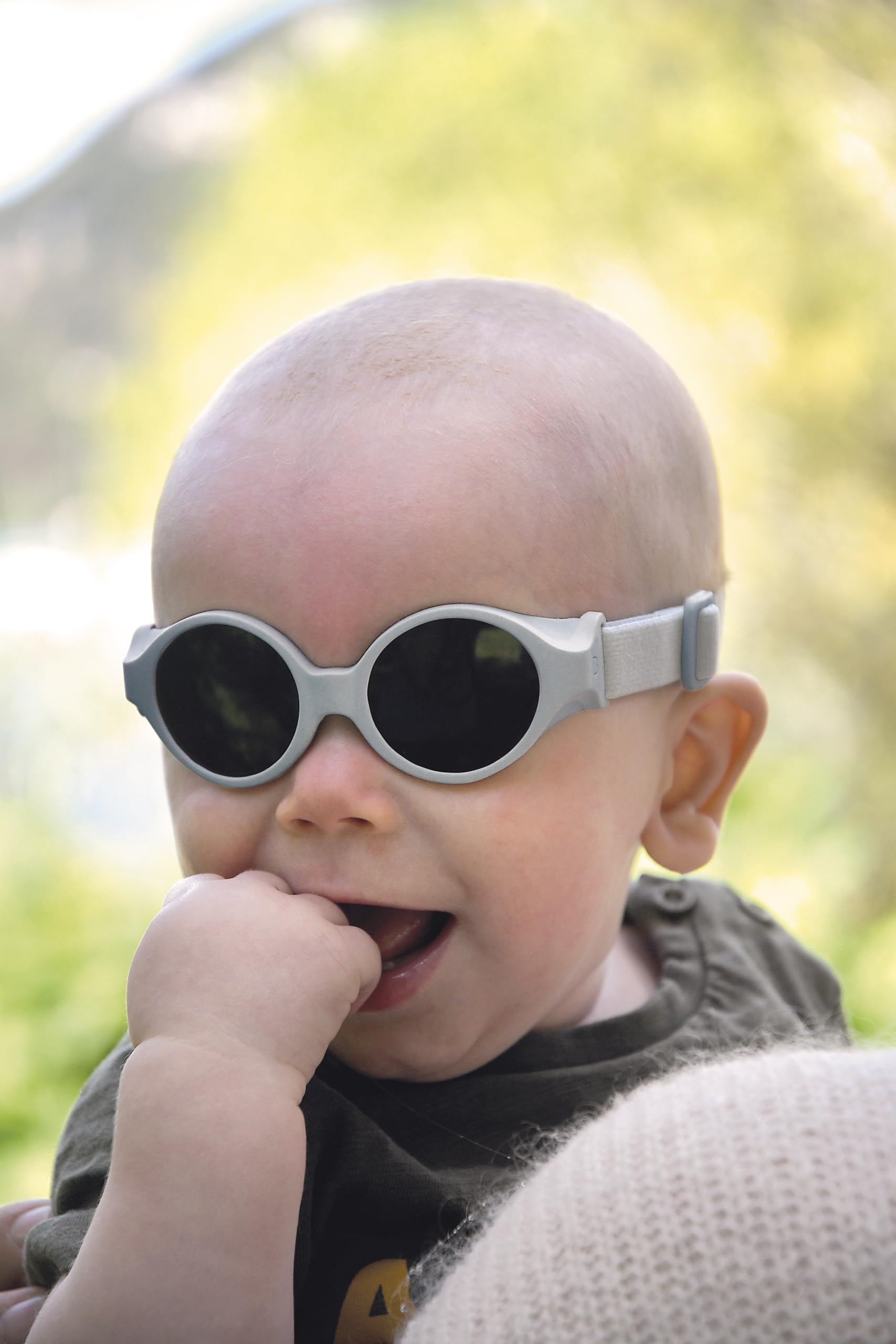 Béaba, Lunettes de soleil pour bébé 0-9 mois, Protection 100% UV - CAT 4, Protection Latérale, Confort Optimal, Bandeau élastique ajustable, Collection Glee, Galet