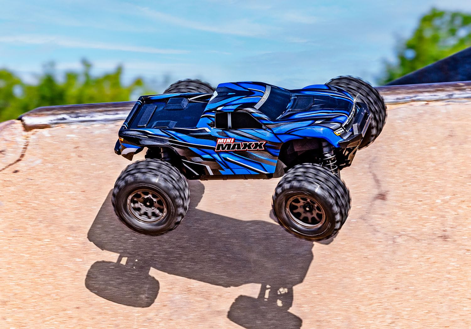 TRAXXAS Mini Maxx 4WD Brushless BL-2S RTR 1:12 Monster Truck niebieski z akumulatorem + ładowarka USB / C 2 A
