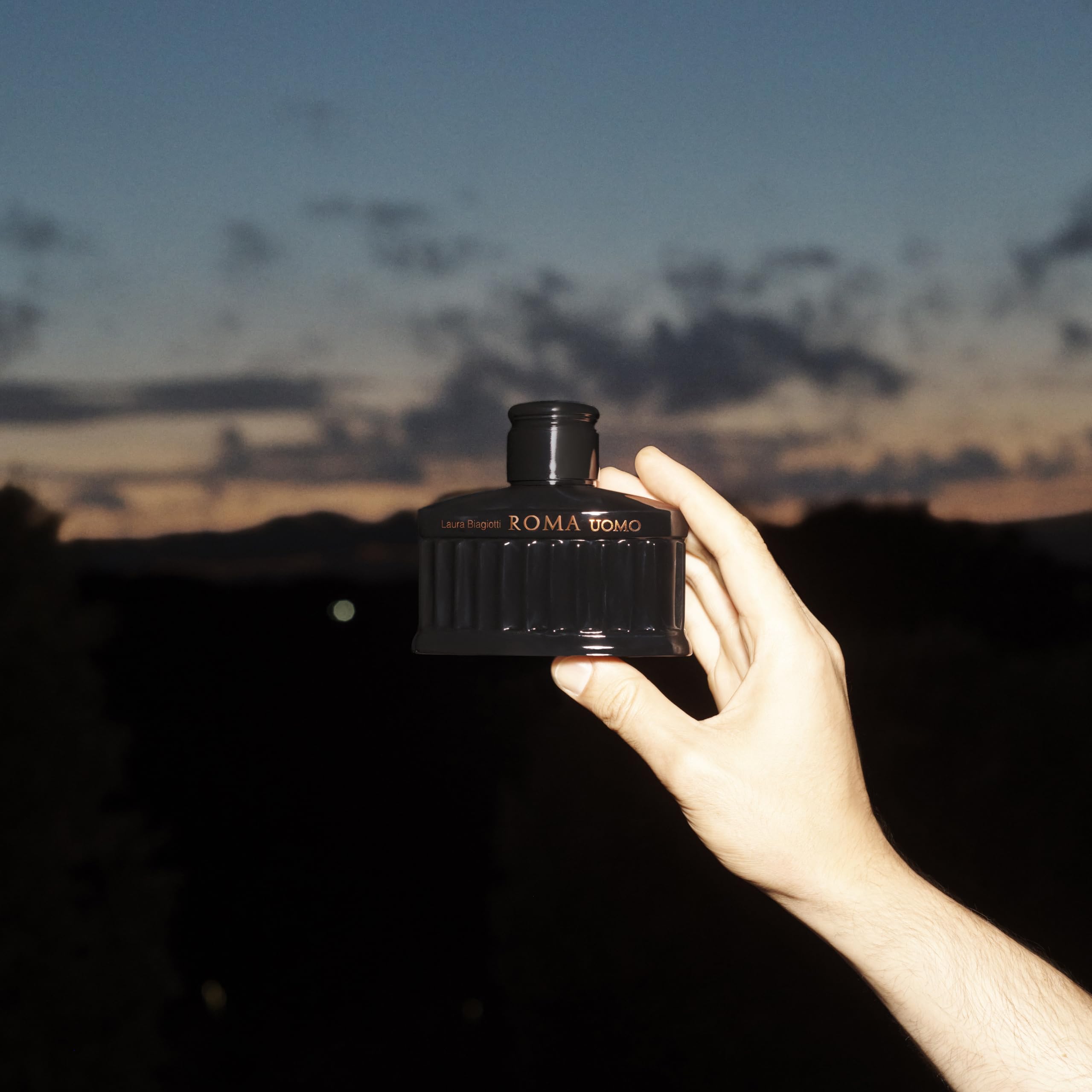 Laura Biagiotti – Roma Uomo Nero Estremo Eau de Parfum Intense 125 ml – Profumo Uomo – Fragranza Fougère Ambrata Legnosa – Note Intense e Profonde – Flacone di Colore Nero Ispirato al Pantheon Romano