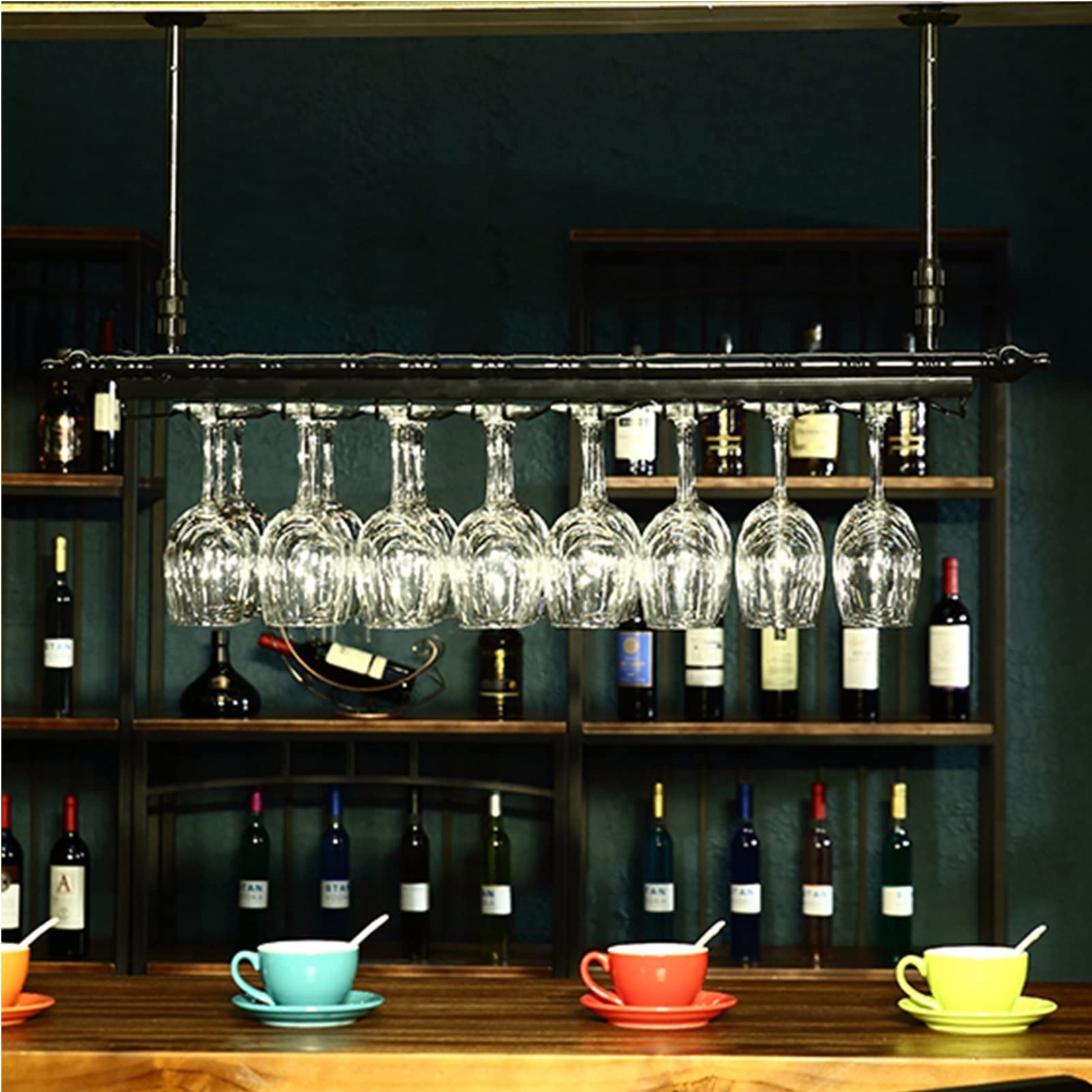 Porte-bouteilles de vin suspendu au plafond et étagère à verres en métal noir
