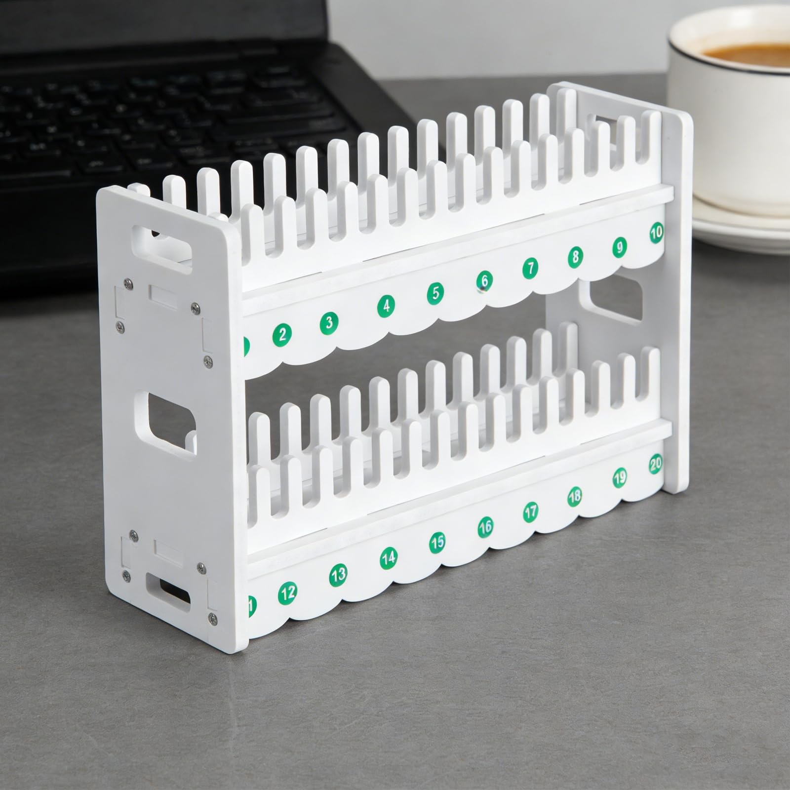 Healeved Supporto per Telefono Cellulare da Scrivania Bianco a 2 Strati 15 Scomparti, Organizer Multiutente per Ufficio e Aule Scolastiche, Display Protettivo per Smartphone Angolazione