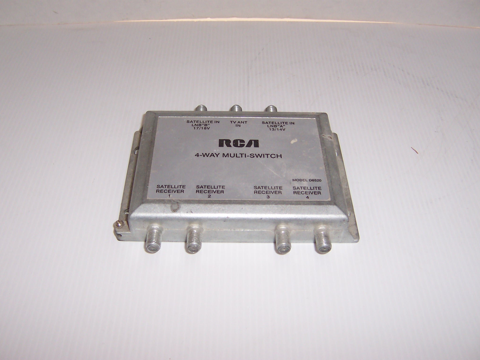 RCA D6520 Universel boîtier de distribution multi-switch actif coaxial
