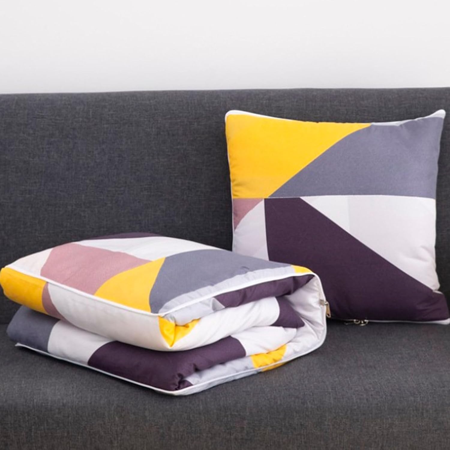 Surwin Couverture et Oreiller de Voyage, Style Simple Oreiller Couverture 2 en 1, Convertible en Coussin Couvre Lit Courtepointe Léger pour Avion Voiture Bureau (120x160cm,Style géométrique) Surwin Couverture et Oreiller de Voyage, Style Simple Oreiller Couverture 2 en 1, Convertible en Coussin Couvre Lit Courtepointe Léger pour Avion Voiture Bureau (120x160cm,Style géométrique)