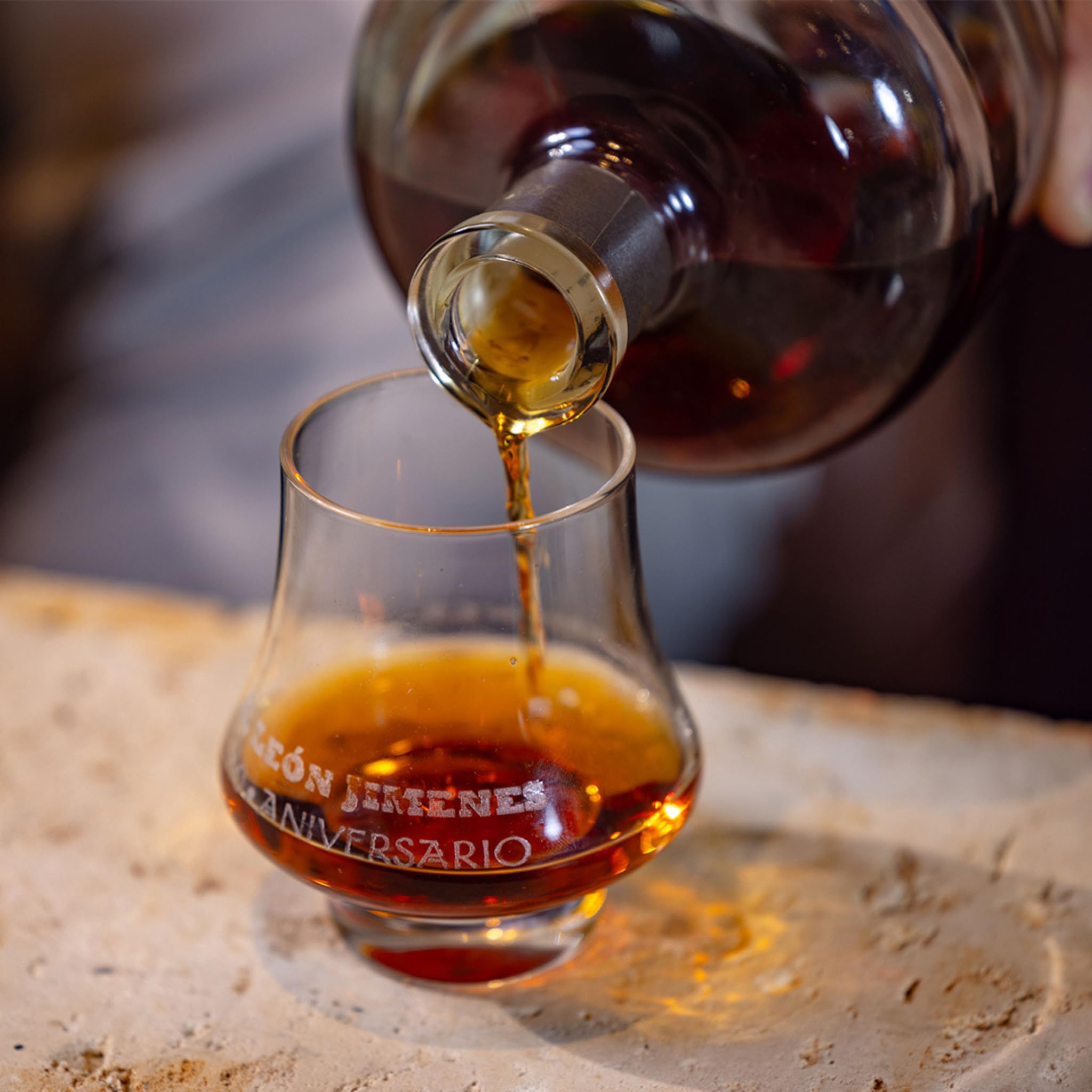Ron E. León Jimenes 110 Aniversario – Edición Limitada 700 ml | 10 Años de Añejo | Tradición Premium Dominicana | Bogusto