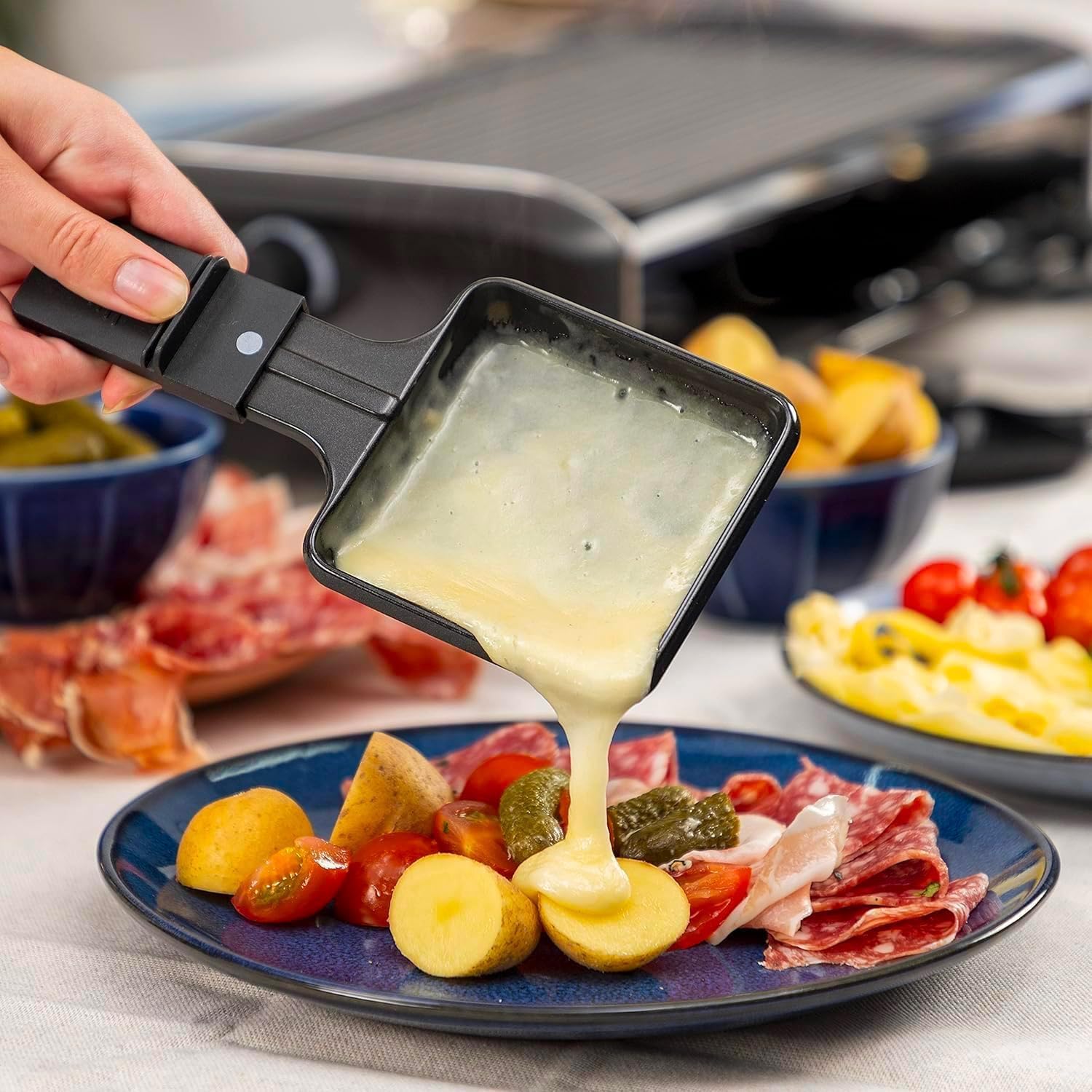 Avilia - Griglia Elettrica Multifunzione 4in1 da 700W con Termostato Regolabile per Carne, Verdure e Formaggi, Raclette da Tavolo con Piastre Antiaderenti e Ponte Parcheggio Compatto