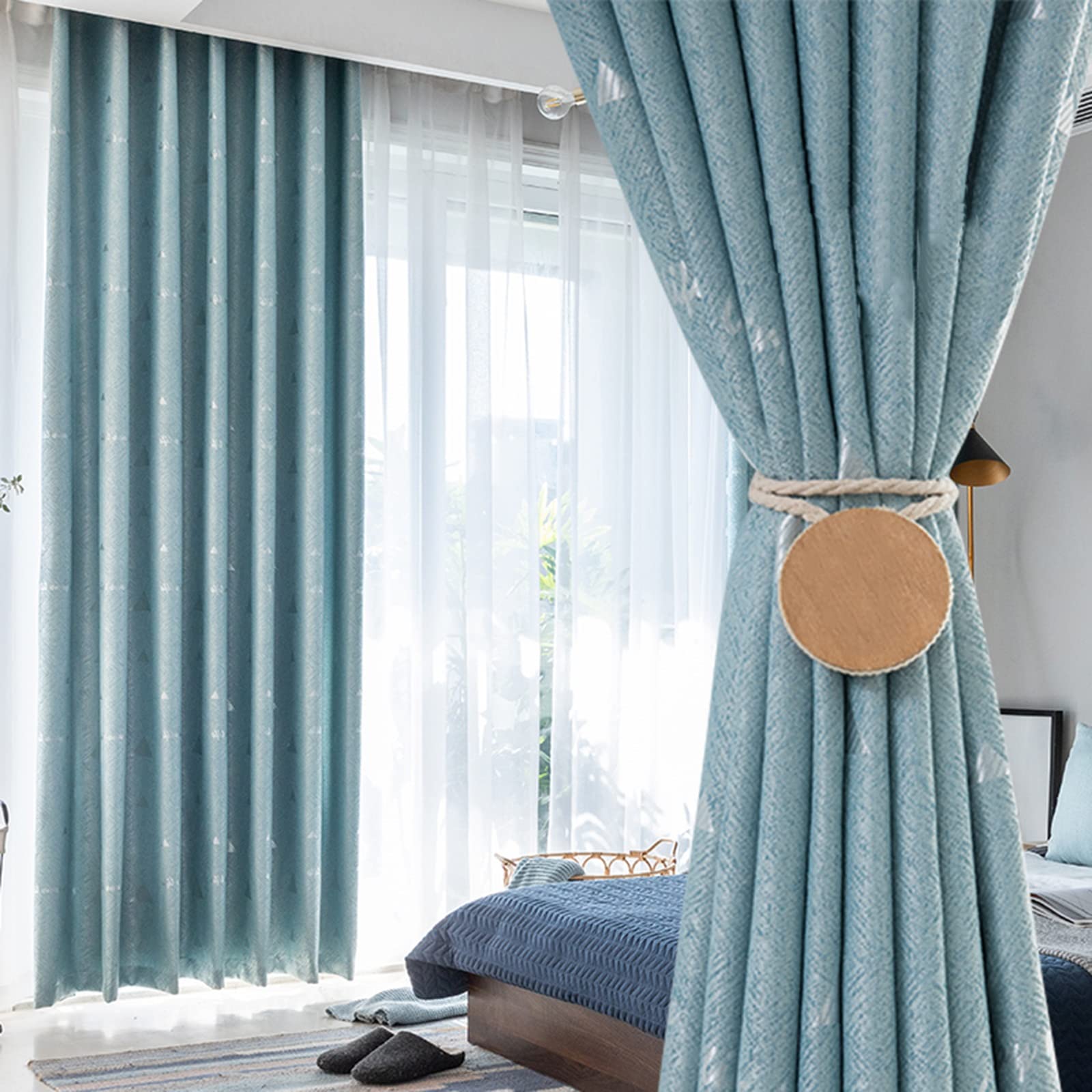 Rideau occultant pour isoler thermiquement une grande chambre en hiver