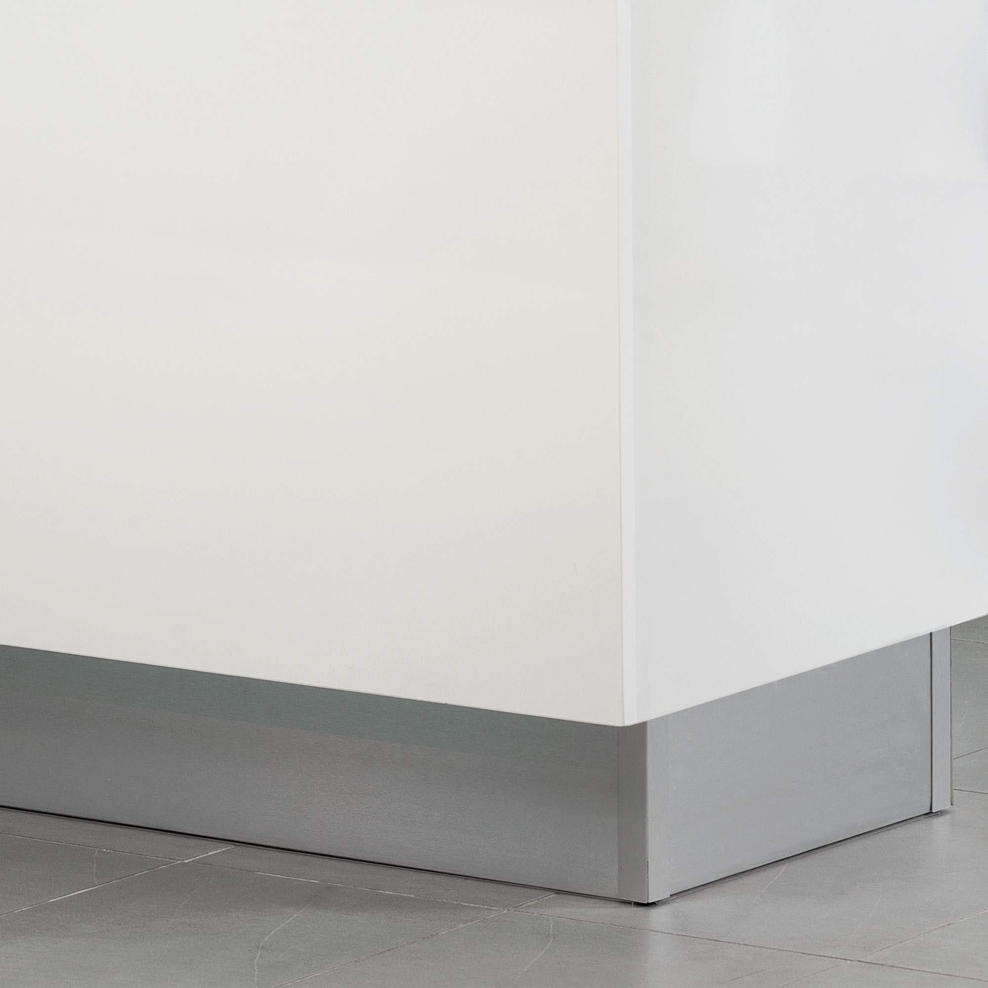 Emuca - Kit de zócalos para cocina, con accesorios de unión, altura 150 mm, 2 barras de 2,35 m, plástico, anodizado satinado.
