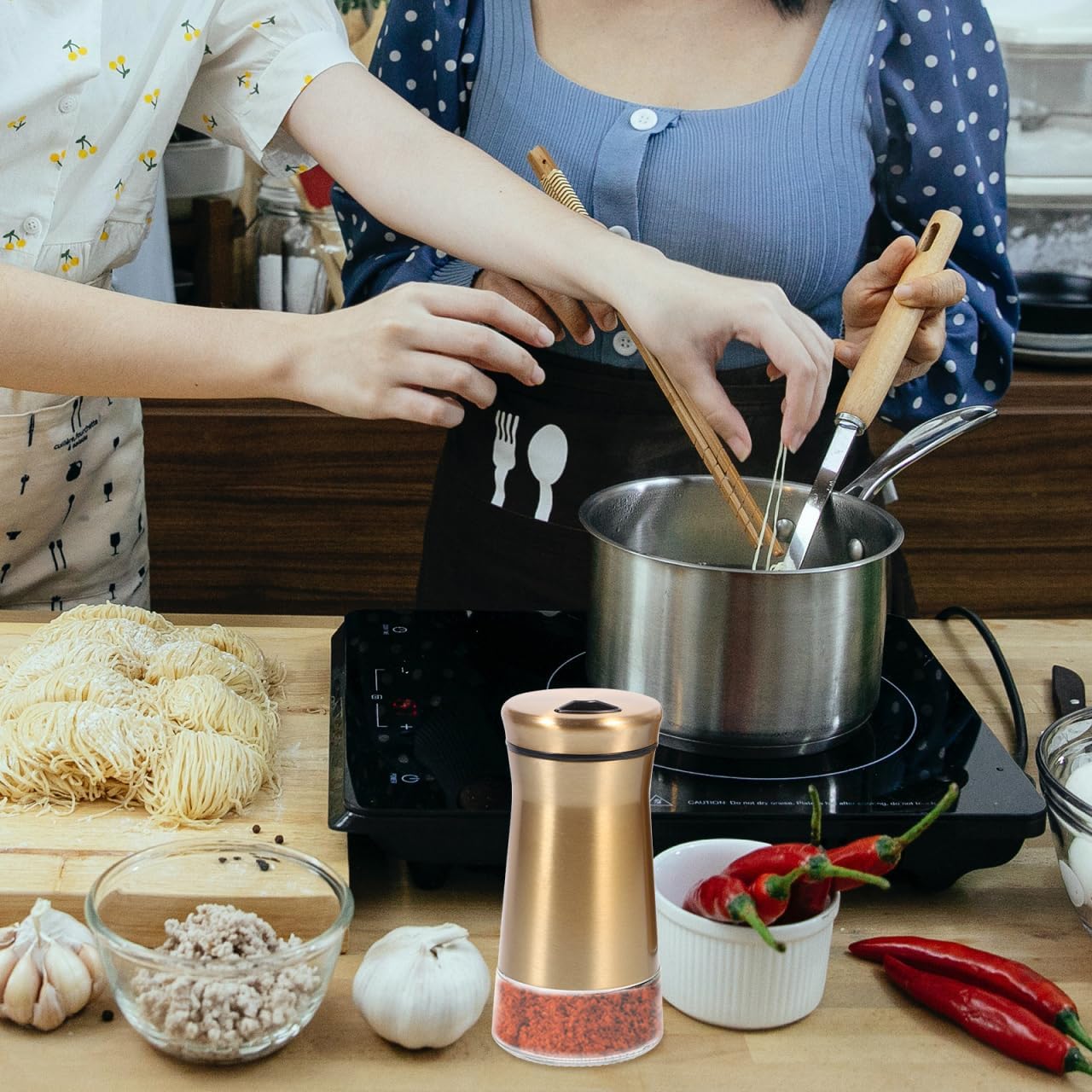 Stainless Steel Seasoning Bottle Set 2Pcs 4.52In Glass Spice Shakers Salt and Pepper Jars for Home Kitchen Table Condiment Holder