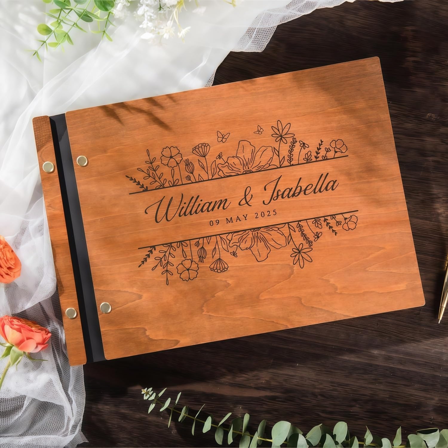 Livre d'or de mariage en bois gravé pour table de réception et photos