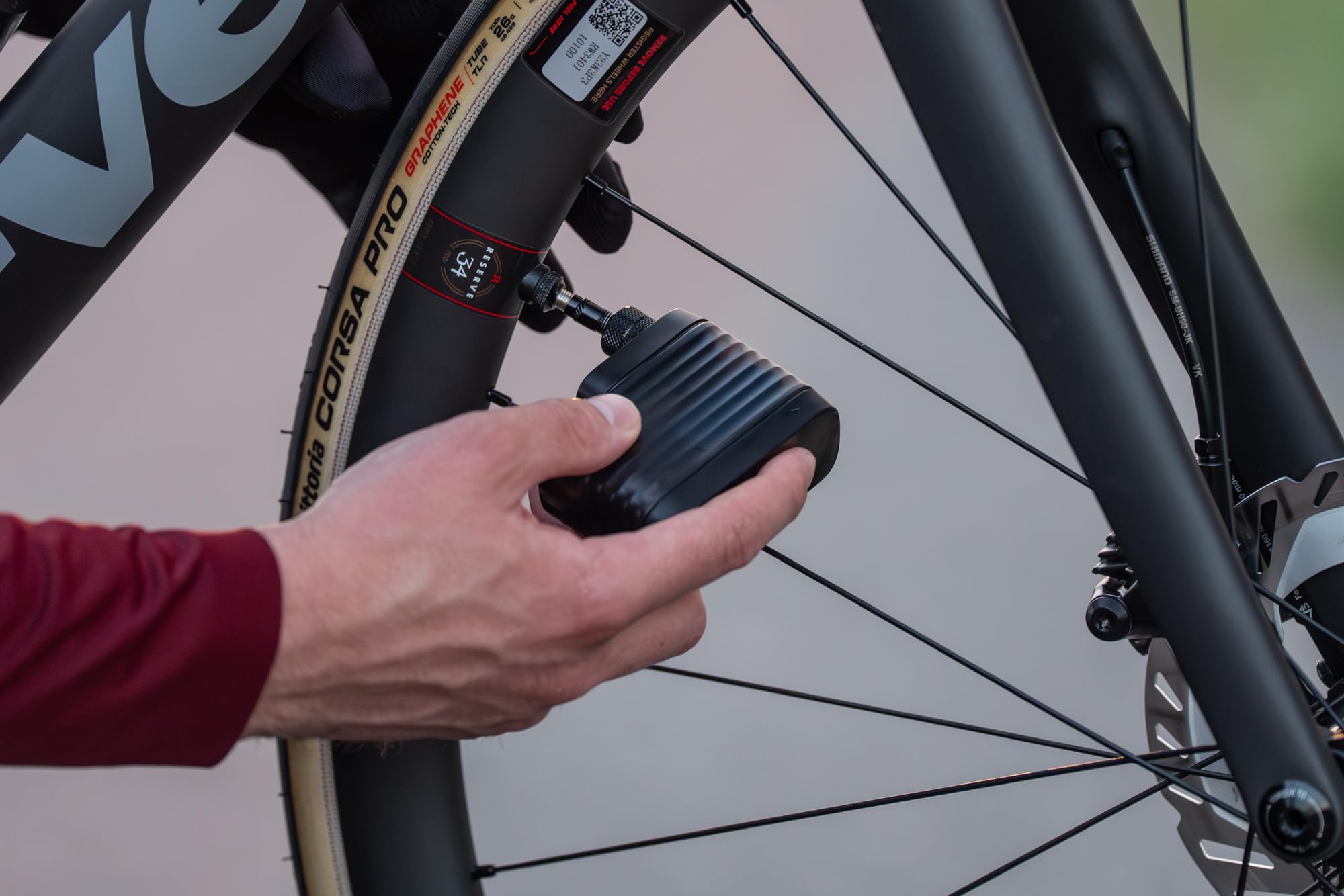 BBB Cycling BarBank Mini Pompe à Vélo Électrique – Ultra-Portable Format – Gonfleur 120 PSI / 8 Bar pour VTT, Route & Gravel – Charge Rapide USB-C, Éclairage LED – Compatible Valves Presta & Schrader