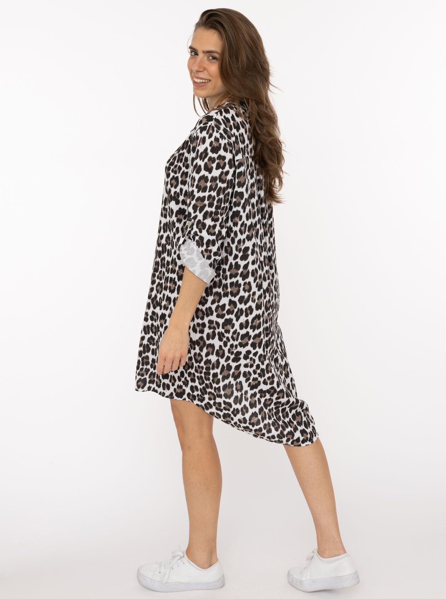 Zwillingsherz Damen Tunika aus 100% Baumwolle – Leichtes Sommer Blusenkleid mit Leo Print – Luftige Strandtunika mit V-Ausschnitt und 3/4 Arm – Lässiges Longshirt für Urlaub Freizeit Alltag
