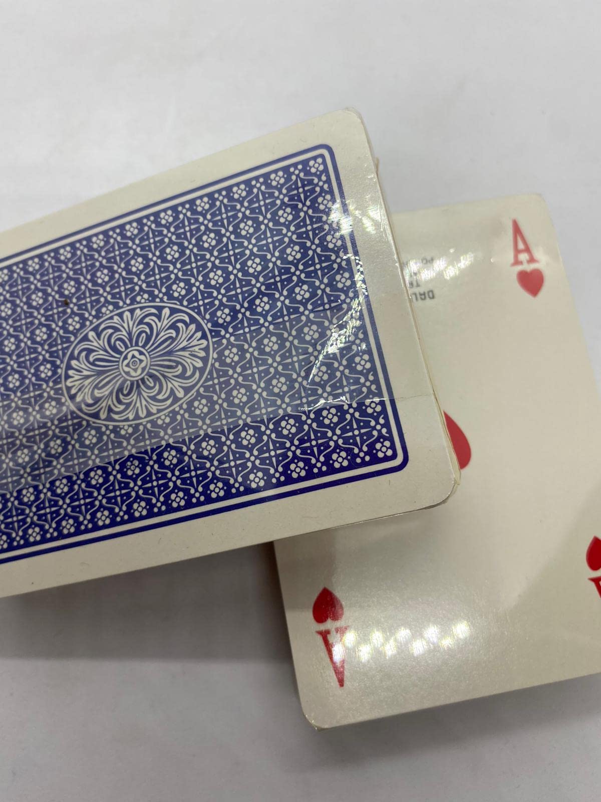 Confezione, scatolina in plastica trasparente con due mazzi da 54 carte rosse e blu, in cartoncino plastificato, misura confezione 14,5x10 centimetri, due mazzi sigillati (confezione da 50 pezzi)