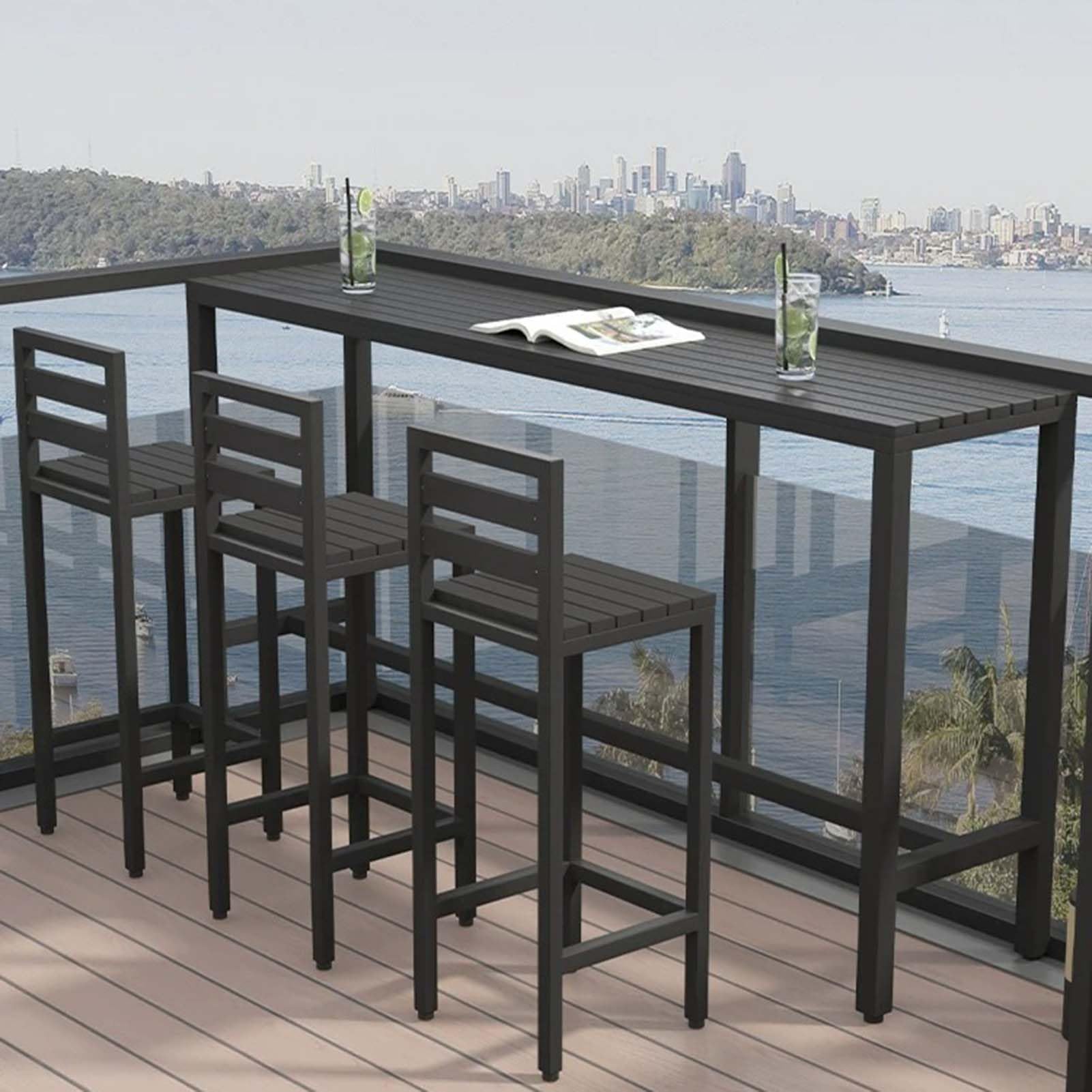 Mesa de bar industrial al aire libre estrecha que soluciona la falta de espacio en terrazas