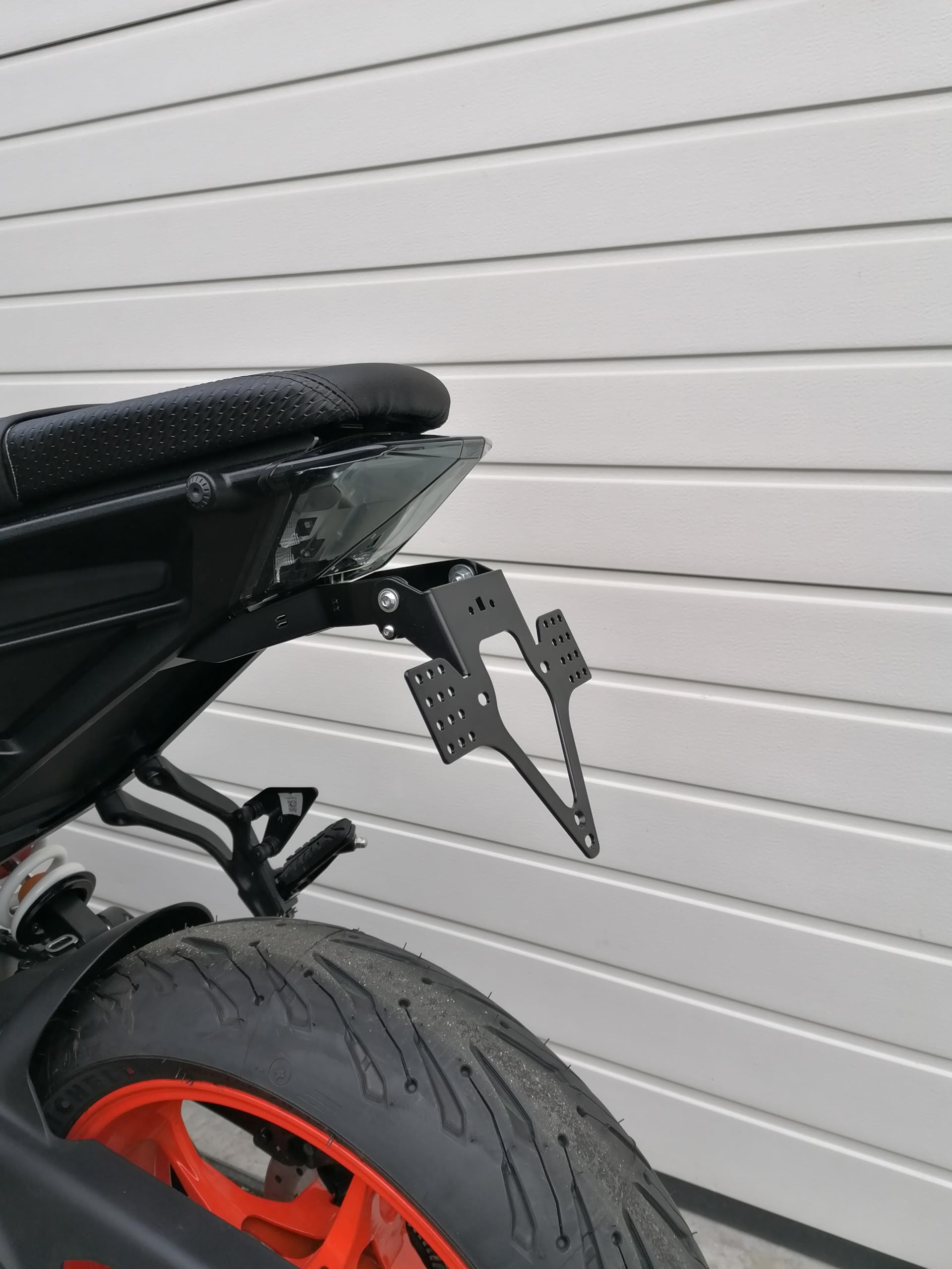 Porta targa corto Grofatec compatibile con KTM Duke 125 e Duke 390 dal 2024 EVO no compatibile all'illuminazione della targa originale