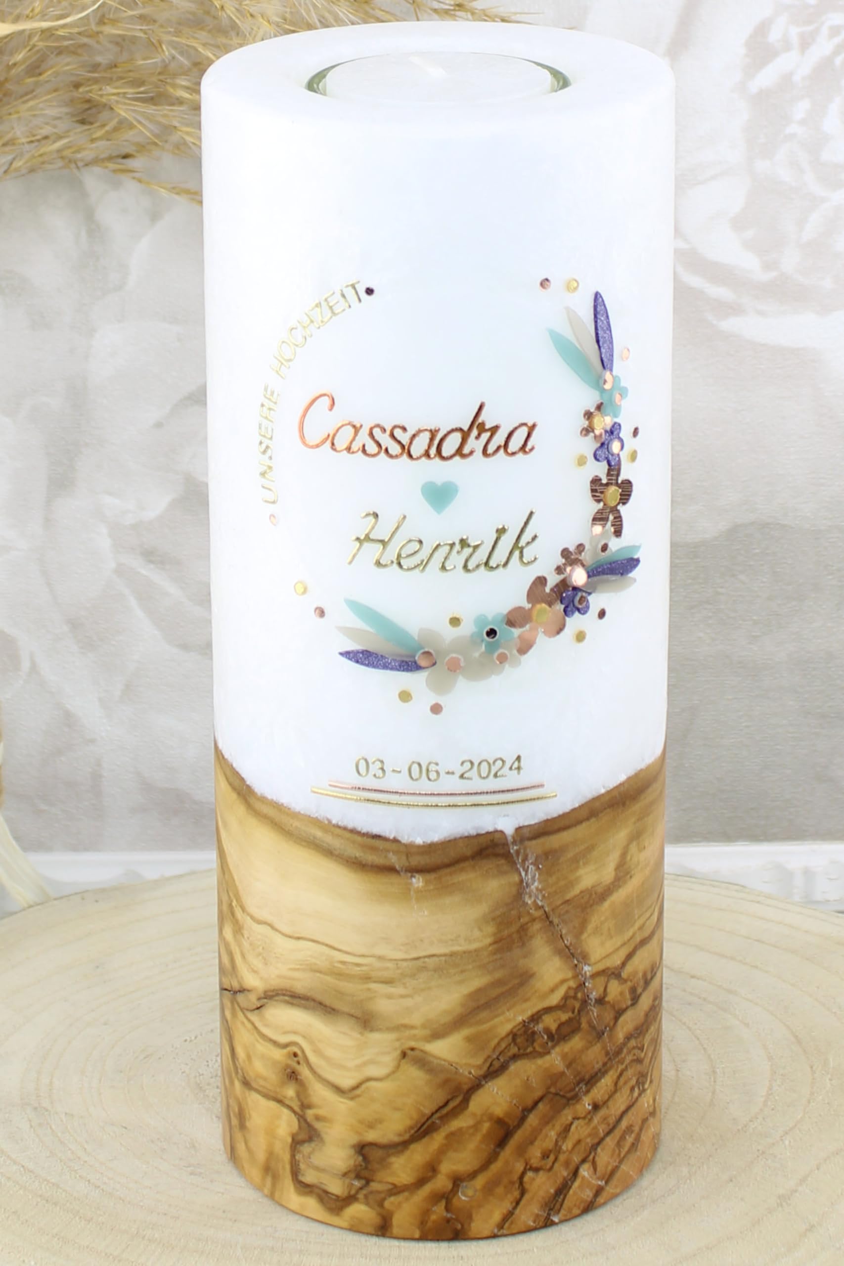 Hochzeitskerze Cassandra und Henrik mit echtem Holz mit Name und Datum, individuell und handverziert 2528