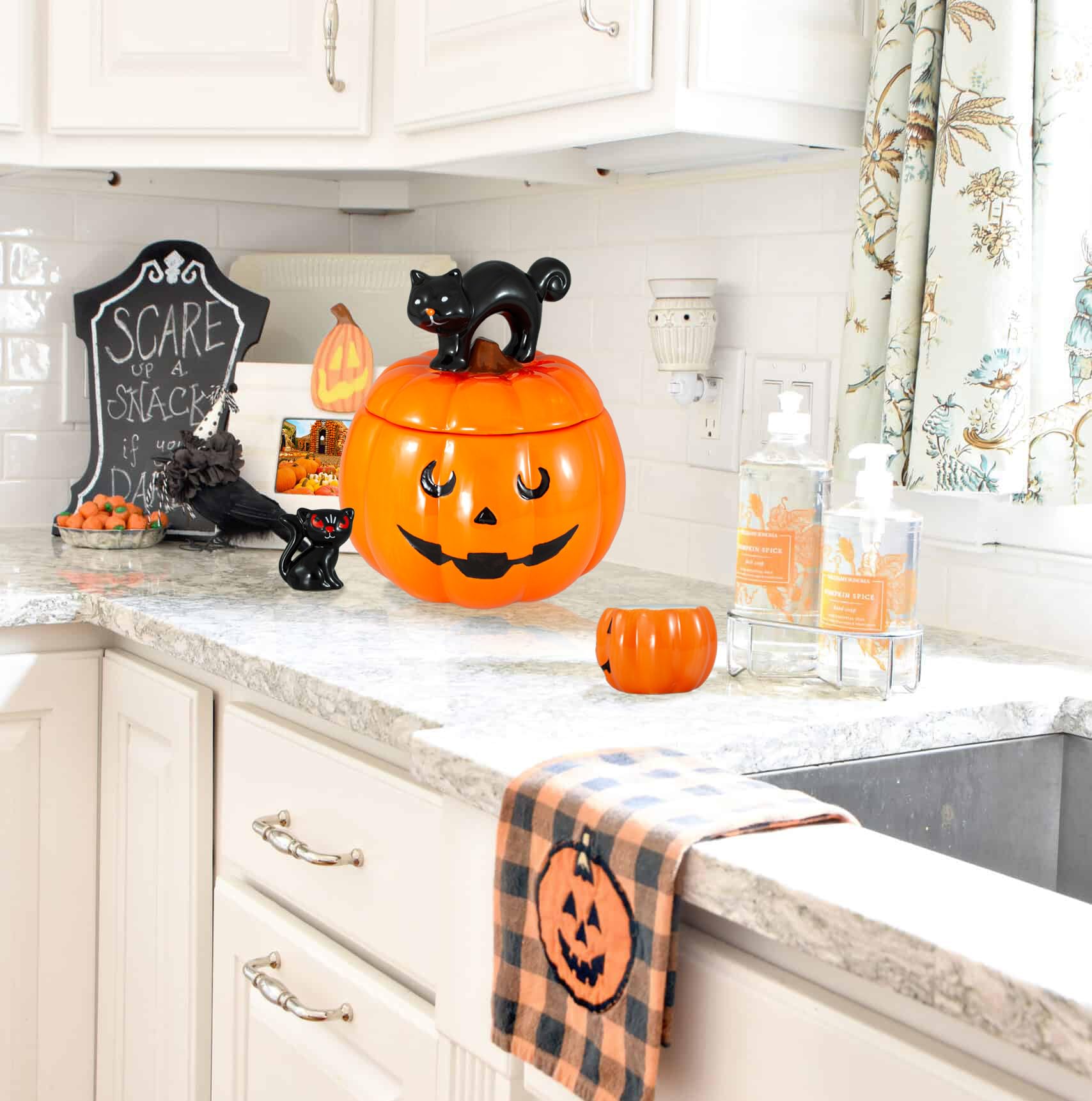 Amazon.com: Hanna's Handiworks Halloween Cat on Pumpkin Jack O