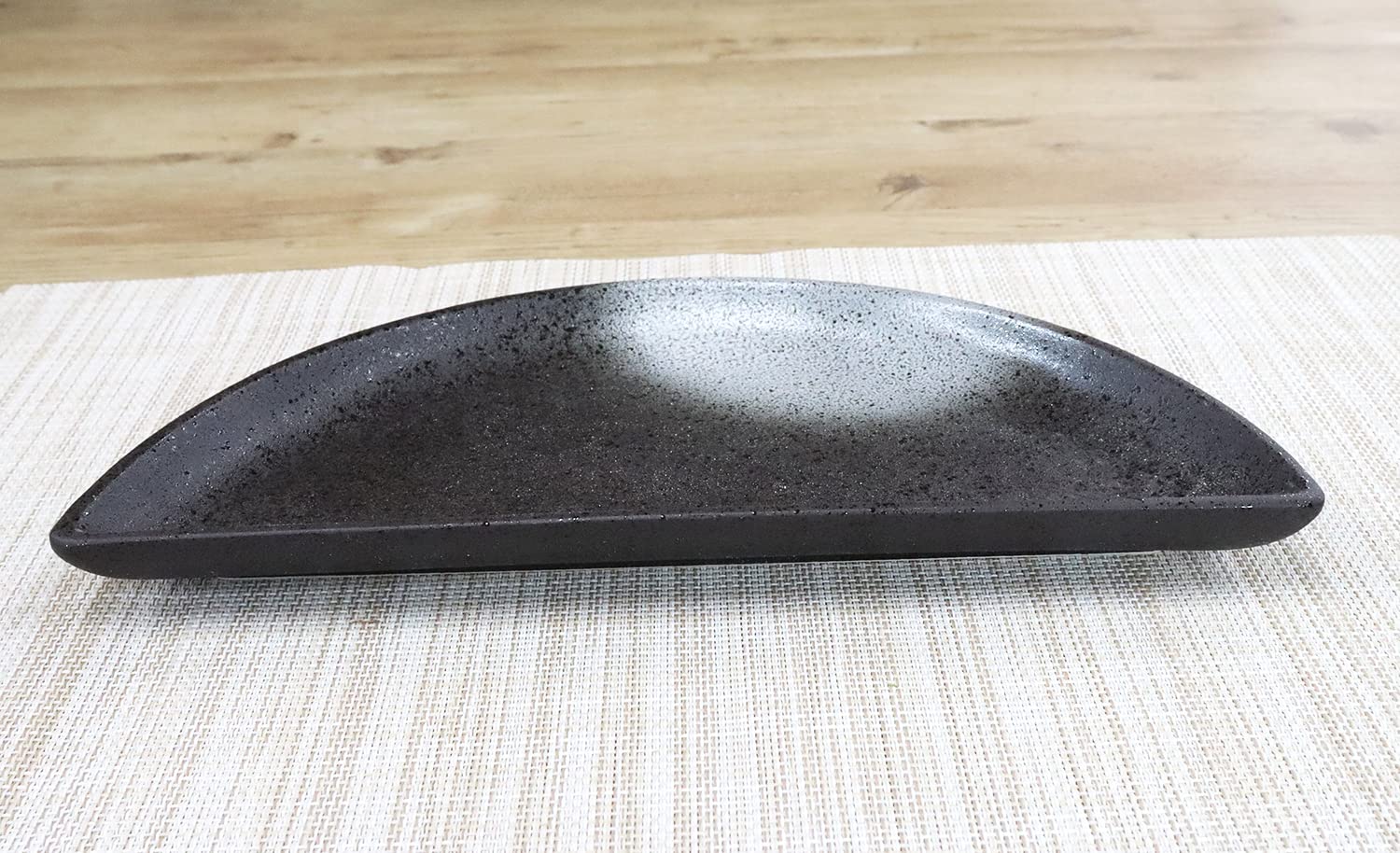 Amazon.co.jp: 美濃焼 和風カフェシリーズ 【半月皿】 黒ダイヤ吹