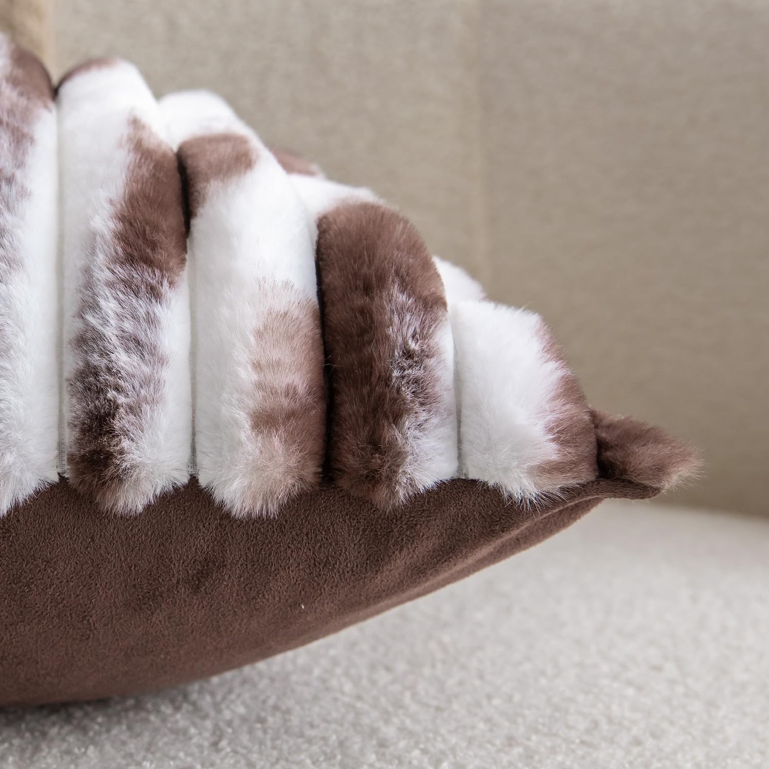 Madizz Lot de 2 Housses de Coussin en Peluche en Fausse Fourrure Housse de Coussin décorative Douce à Rayures moelleuses pour Coussin de Chambre à Coucher de canapé Marron foncé Blanc 60 x 60 cm