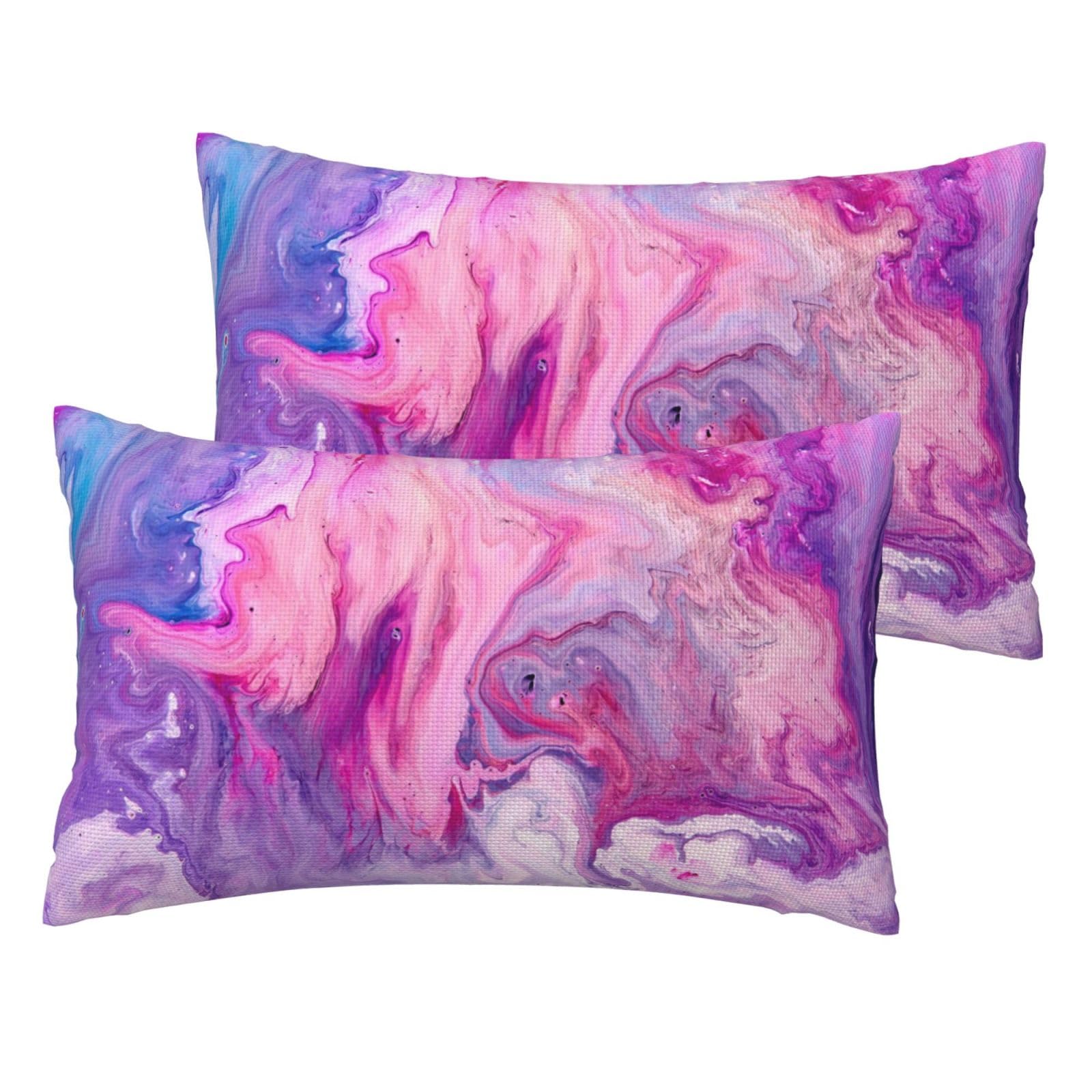 Housse de coussin violette marbrée pour sublimer le canapé du salon