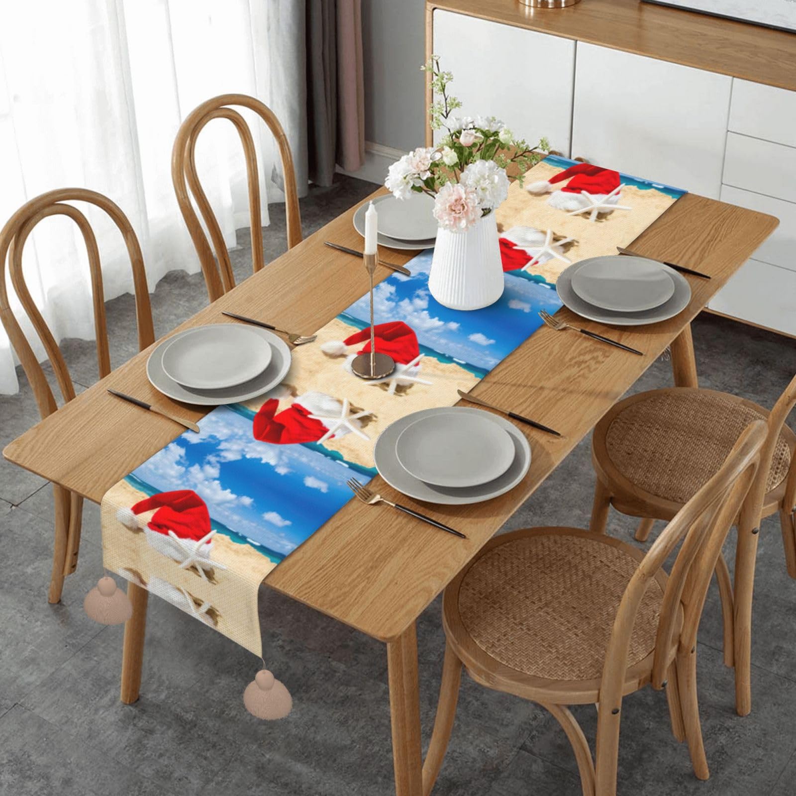 Chemin de table avec pompons Père Noël pour partager la magie des fêtes de fin d'année