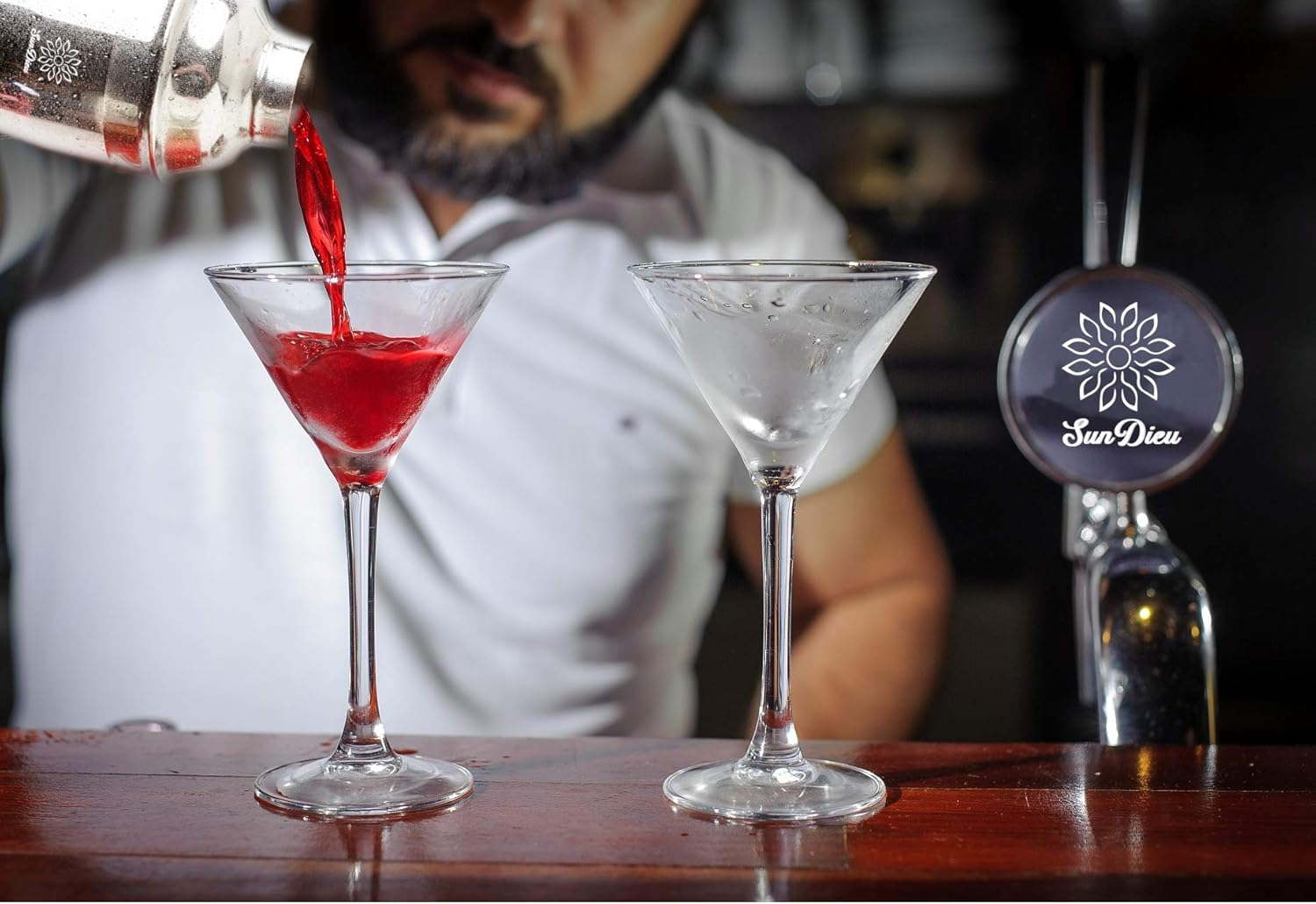 Exсluѕіvе Cocktail Shaker,Martini Shaker by SunDieu,25oz Premium Food Grade 18/8 Stainless Steel Alcohol Shaker,Bartender Tool with Built-in Strainer,Large Cocktail Shakers,Bar Drink Shaker,Martini Mixer,Silver with Mirror Finish,750ml