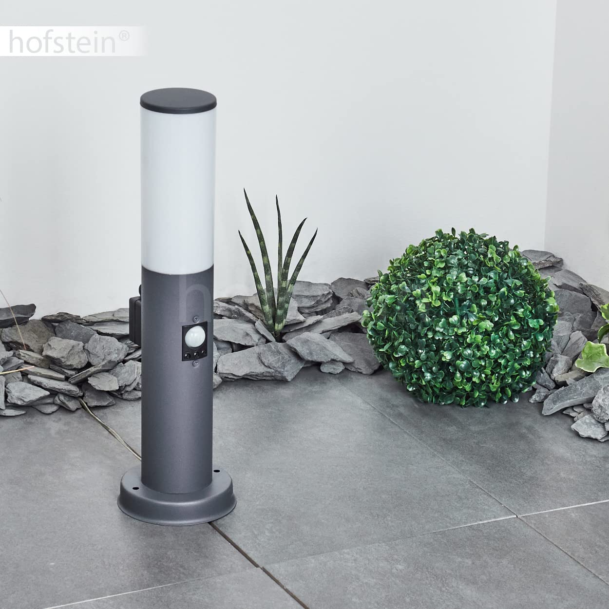 Lampa zewnętrzna Caserta z czujnikiem ruchu i gniazdem, lampa na cokole, metal/tworzywo sztuczne w kolorze antracytowym/białym, oświetlenie ścieżki 45,5cm, lampa ogrodowa, E27, IP44, bez żarówki