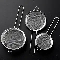 Kit 3 Peneiras de Cozinha Inox com Alça – Tamanhos 8cm, 10cm e 12cm – Para Coar, Peneirar e Lavar Alimentos – Resistente e Fácil de Limpar