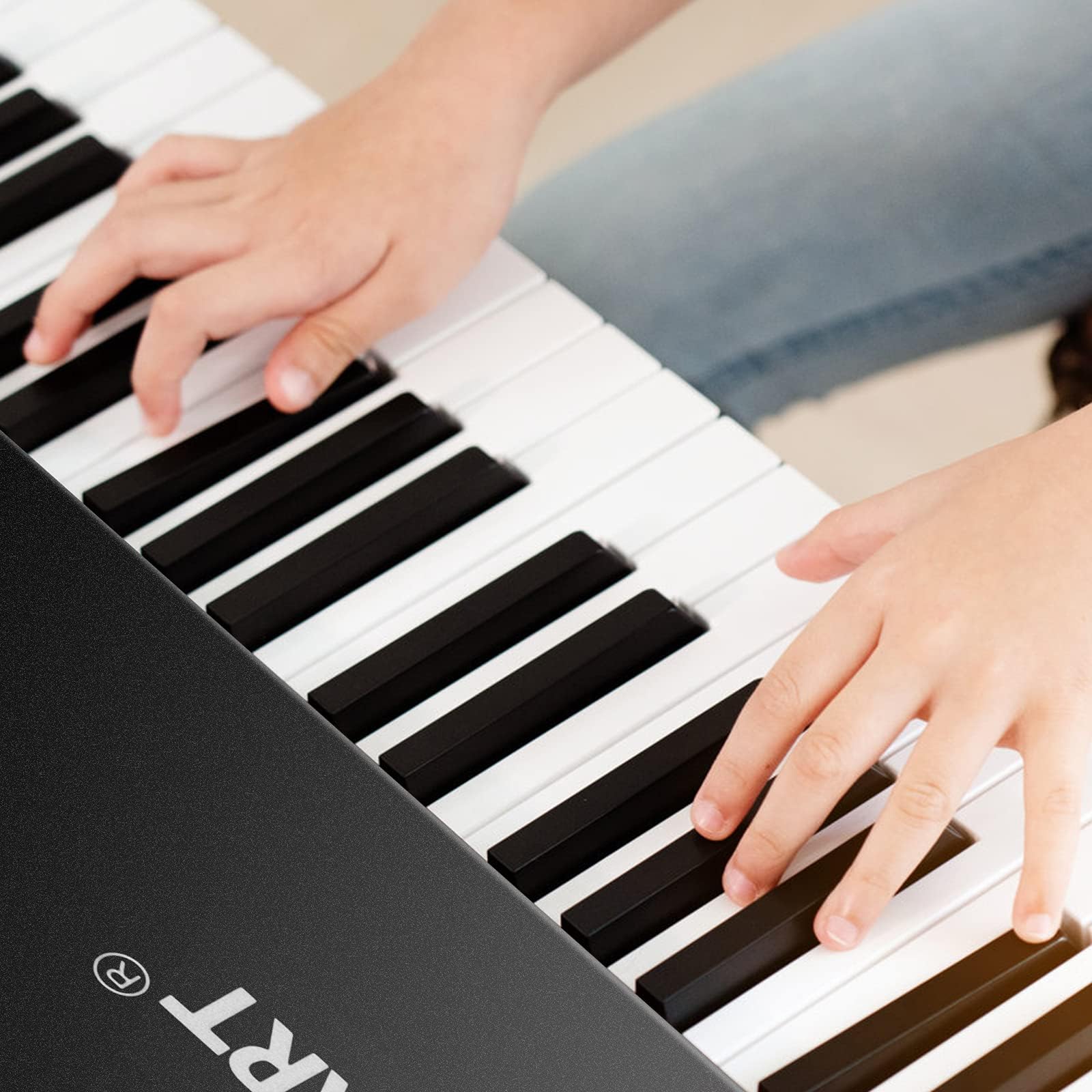 GYMAX Tastiera Elettronica 88 Tasti, 128 Ritmi e 128 Suoni, Pianoforte Digitale Portatile con Funzione di Insegnamento, Interfaccia USB, Borsa, Pedale di Sustain, per Bambini 3 Anni+ (Nero)