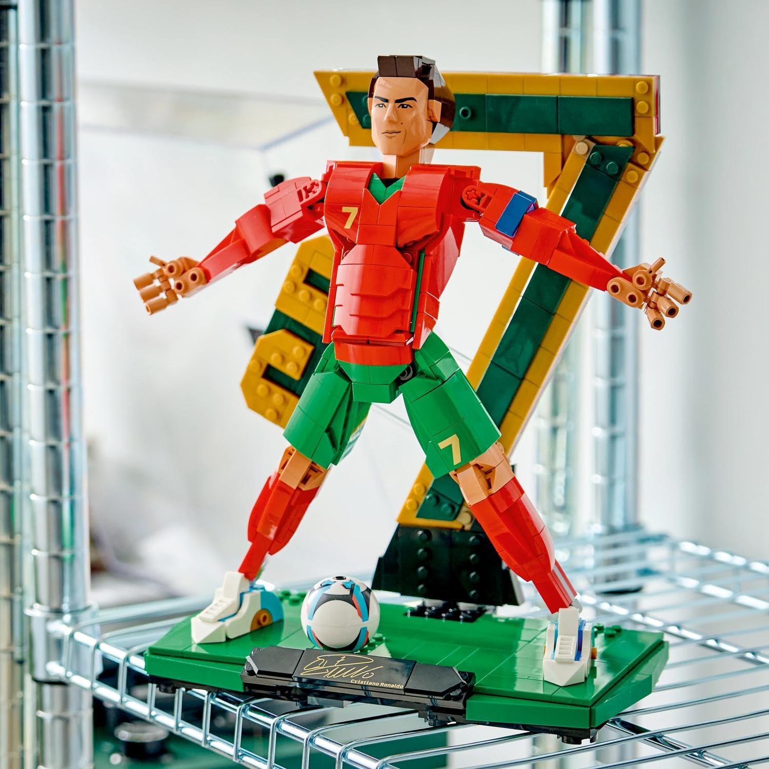 LEGO Editions Cristiano Ronaldo – Fußballlegende Spielzeug - 3D Figuren Modellbau - DIY Kinderzimmer Deko - Geschenk für Jungen, Mädchen ab 12 Jahren und Erwachsene Sportfans - 43016