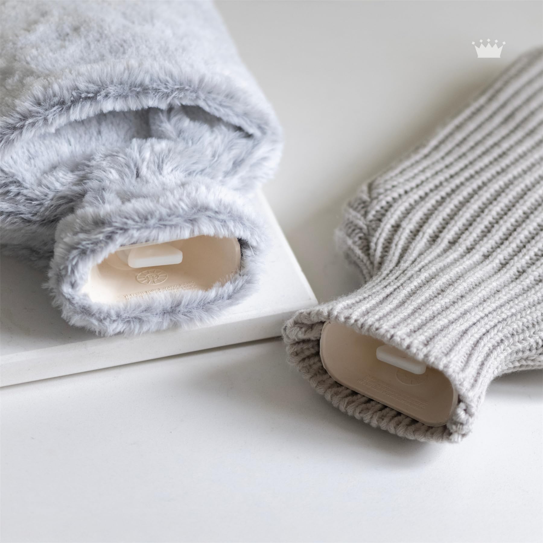 Revitale Bolsa de Agua Caliente de Lujo y Confort 2 Litros, Funda Suave tipo Manga, Caucho Natural Acanalado en un Lado, Norma Británica BS1970:2012, Duradera y a Prueba de Fugas (Plata – Manga)