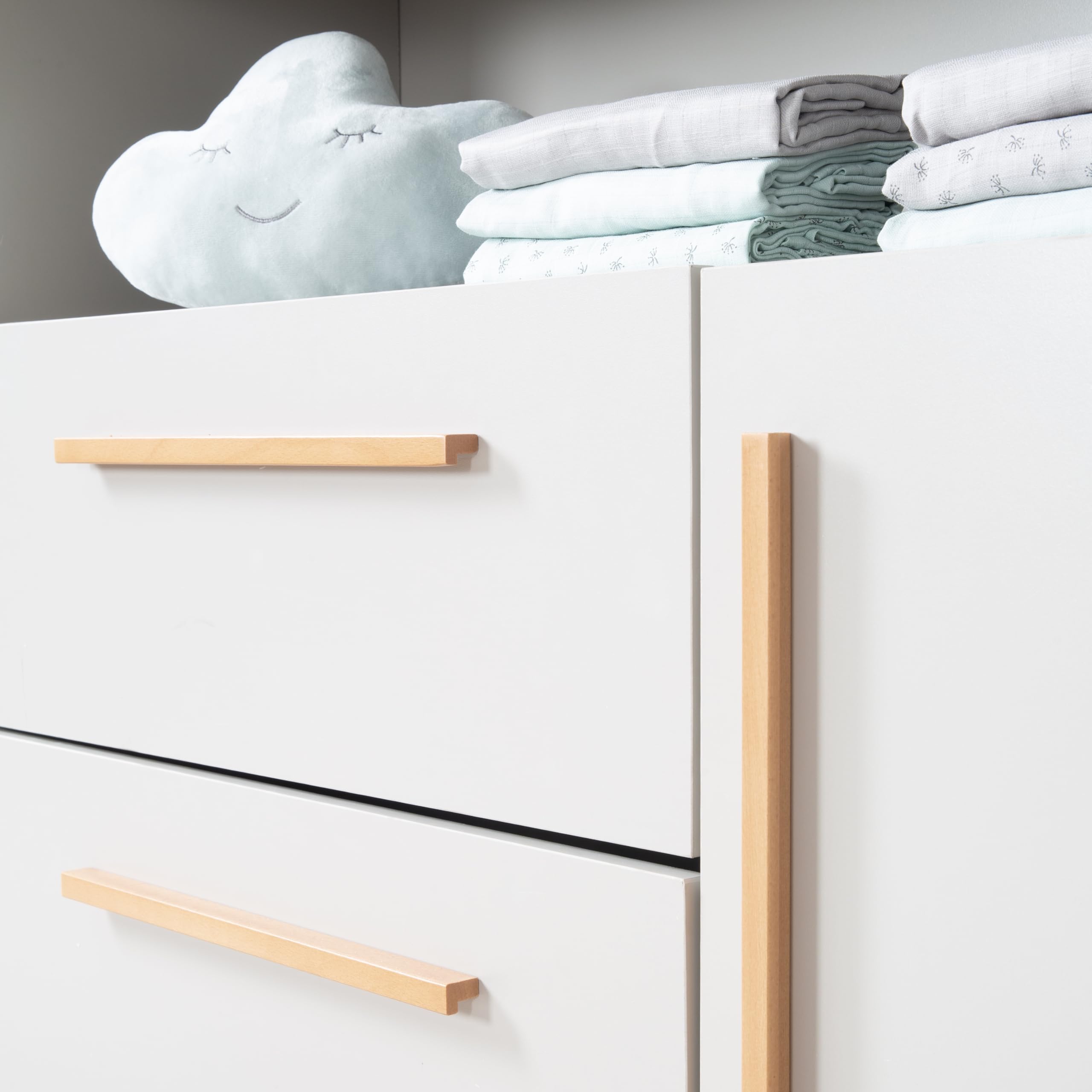 roba Wickelkommode Lea inkl. abnehmbarem Wickelaufsatz - Wickeltisch mit 2 Schubladen & 1 Tür - Griffe aus Holz - Beige/Grau